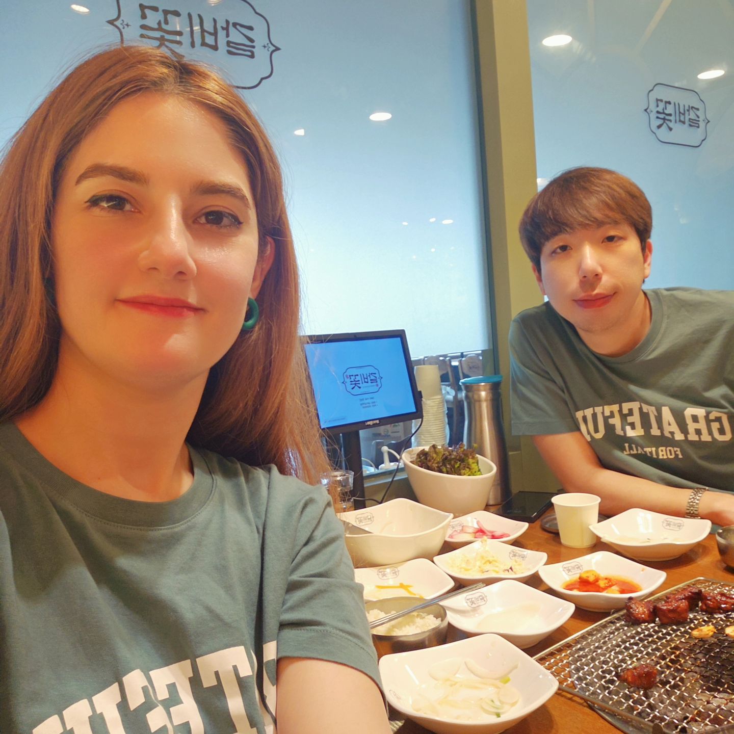 #협찬 
오랫만에 맛있는 돼지갈비 먹고 왔어요~
근처 판타지움에서 구경하다가 갔는데 인테리어도 깔끔하고 돼지갈비가 정말 맛있는 갈비꽃에 갔어요~ 
반찬도 맛있고 가족단위 손님도 많고 커플들도 많았어요~
근처에 판타지움 뿐만아니라 디지털엠파이어, 삼성전자 등 주변 회사원들에게 인기가 많은 회식장소라 들었습니다~
5월은 가정의 달이니
판타지움에서 가족나들이하고 갈비꽃에서 돼지갈비 먹어보세요~

수원시 영통구 영통로 200번길 89 (영통동)1층
0507-1365-3050

😋یکی از غذاهایی که کره یی ها خیلی دوست دارن و خارجی ها هم دوست دارن،گوشت کباب خوک تو کره ست که با ساید دیش هایی مثل سبزیجات،سالاد و سس های مختلف سرو می شه! 

🤩 باربیکیو (کباب) کره یی مخصوصا برای خارجی ها خیلی جذابه و وقتی  می آن کره از اولین غذاهایی که امتحان می کنن همین غذاست!

😎حالا چرا جذابه؟
یک : خودمون سر میز درست می کنیم و باعث می شه بشه طولانی تر سر میز نشست،حرف زد و خوش گذروند!

دو: آب سر میز، سالاد و سبزیجات رو به صورت سلف سرویس و رایگان به صورت بوفه می تونیم هرچه قدر که بخواهیم برداریم!(توی ویدیوی بعدی این پست می تونید ببینید)

سه: خوش مزه ست و مزه یی که برای خارجی ها (ایرانی ها ) جدید ولی در عین حال آشنا و قابل خوردنه!

‼️‼️پانوشت: توی ویدیویی که بعد این پست می ذارم،می تونید کامل ببینید و ادامه ی توضیحات و اونجا می دم!

❓️سوال: شما دوست دارین امتحان کنین؟ توی سریال ها دیدین؟

#갈비꽃 #갈비꽃망포점 #판타지움맛집 #영통고기집 #망포맛집 #망포역맛집 #망포역고기집 #망포고기집#کره_جنوبی
#کره #غذا#koreanbbq #kfood#تارا_جیهون #타라지훈
