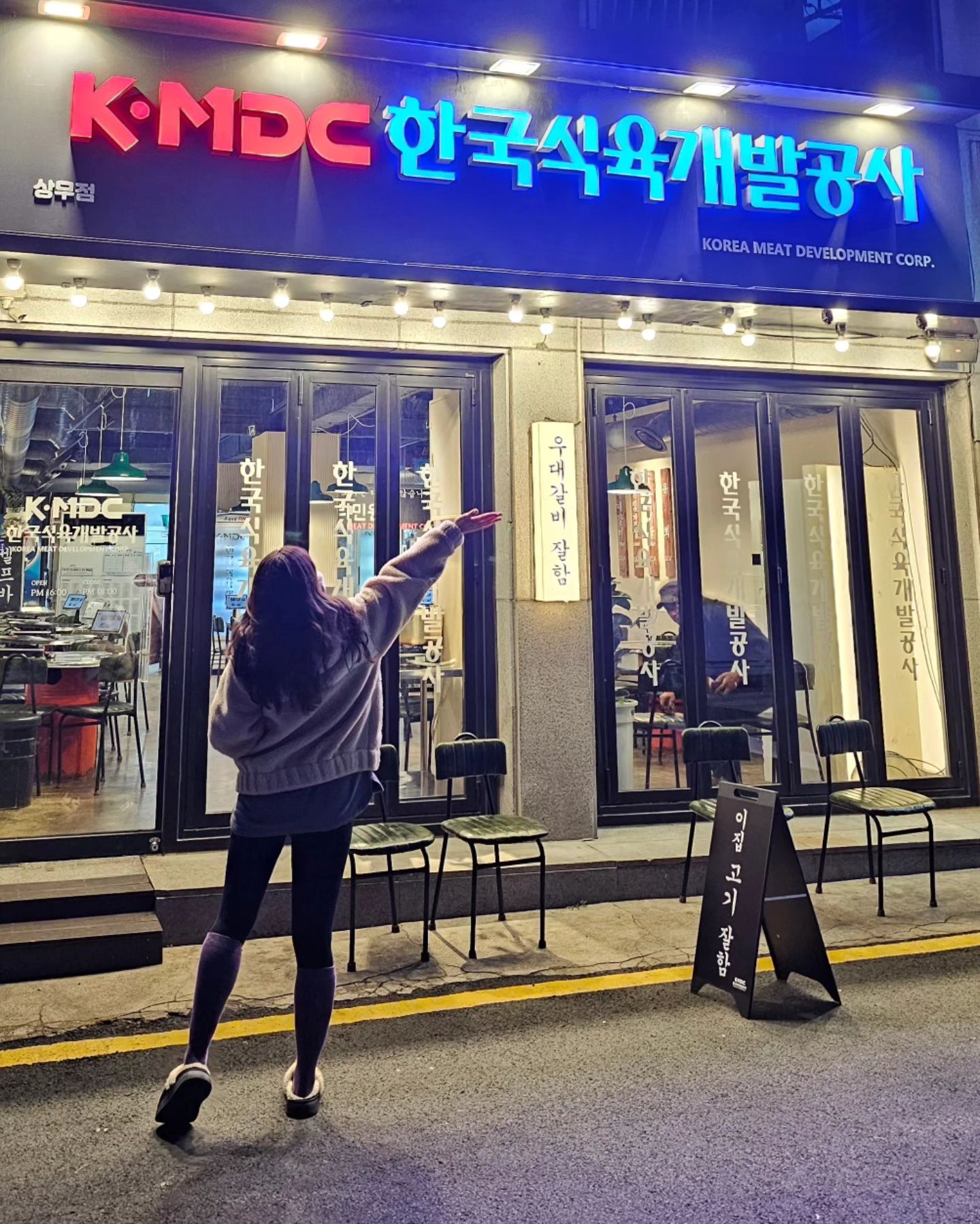 소울푸드❤️
#삼겹살 소주한잔💚 #삼소
여기 #도깨비살 추천 #우대갈비 말해뭐해🤭

기본으로 오뎅이 무한 무료제공👍
육회, 된장찌개, 치즈계란찜도 나와요😊
진짜 소주를 부르는 맛💙

#케이엠디씨한국식육개발공사
🎈 광주 서구 상무대로867번길 4
🎈 매일 16:00~22:00

술이 들어간다~ 쭉쭉쭉!
고깃집 분위기도 좋고, 초벌되어 나오니 더 좋구💛
벌집껍데기도 맛있어😍

이제 오픈한 핫한 #광주신상맛집
#광주맛집 #상무지구맛집 #쌍촌동맛집
#광주고깃집 #상무지구고깃집 #쌍촌동고깃집