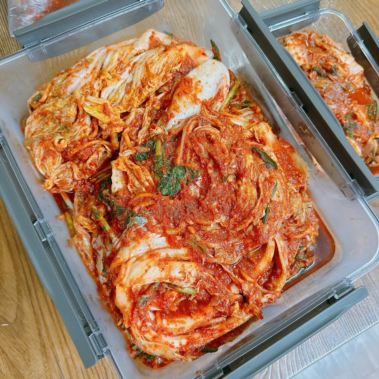 #첫줄 #김장 #윤주부 #집밥
#오늘뭐먹지 #눈뜨면고민시작 
.
.
이번에도 여김없이 김장 김장 🧡🧡
형님네와 함께하는 절임배추 80kg 배추김치김장
오빠랑 내가 양념 다 만들고 재료손질 다하고
뚝딱뚝딱 파김치까지 완성 😋 
요리하는거 좋아하는 부부라 더 좋넹 키키
김장 넉넉하게 해서 친정엄마도 드리고
우리는 모자라면 그때그때 만들어먹기룽
.
.
매일 눈뜨면 오늘 저녁은 모하냐 모만들지
고민되지만 윤이와 윤댕이가 잘먹으면 기부니가좋당
물론 오빠는 늘 잘먹어서 ㅋㅋㅋㅋㅋㅋ😂🤣
이번주는 클스마스주니까 대애충 먹쟈 냉장고파먹기
내년엔 또 어떤 음식에 도전해볼까남 고민고민
.
.
.
#육아일기 #요리일기 #주부 #주부놀이
#육아소통 #육아맞팔 #연년생남매맘