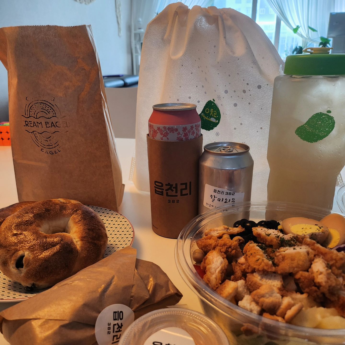 #굿모닝🌞 
#어쩌다보니 #너무욕심부렸나

#크림베이글🥯 에서 
#올리브베이글 #플레인베이글 사와서
커피를 내리려니 우유가 없드아!

우유 사오기 귀찮아서 시킨 
#읍천리382 
#디카페인라떼 #1L읍천리감주 #치킨또띠아랩 #치킨텐더샐러드 #복숭아아이스티🍹 
#아침부터 #먹부림🐷 #아침부터신남