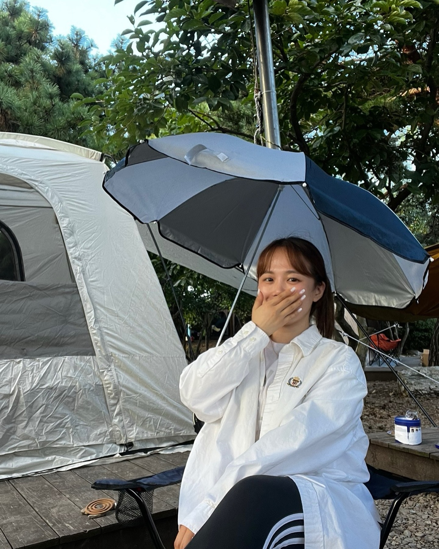 올해도 이슬이네 명절 캠핑 무사 완료!
도파민과 승부에 진심인 집에 장가를 온 탓에 공기, 윷놀이, 고스톱까지 이틀 내내 무언가와 계속 싸운 남편은 연휴 마지막 날까지 쉽사리 잠을 깨지 못했다..
캠핑 마치고 시댁 가서 어머님 아버님과 영화 보고 치맥 한 바탕 + 어머님표 명절 음식으로 밥 한 공기 순삭 하니까 집 복귀할 시간. 거실에서 늦잠 자는 며느리한테 방에 들어가서 더 자라며 아침 상 차려주신 어머님과 게임 핑계로 용돈 주신 아버님. 아무래도 나 로또 만큼 맞기 어렵다는 시댁 복권 당첨된듯.
10년 명절 연휴 중 가장 빡센 일정이었던 올 추석 연휴는 오징어 다리로 겨우 꼬셔 내 카트에 태운 겸댕이와 트레이더스 데이트로 마무리. 🐽🔥

#신혼일상 #첫명절 #가족캠핑🎪