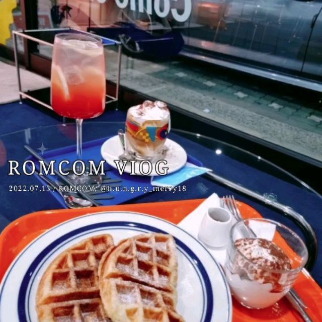 @h.u.n.g.r.y_merry18 on Instagram: "#첫줄안녕 #카페탐방 #ROMCOM * * 작업물이 넘치는 오늘 집에서 재택으로 일하기 싫어서 힙한 감성을 느낄수 있는 카페를 방문했어요! 이곳은 #천호역 과 #암사역 사