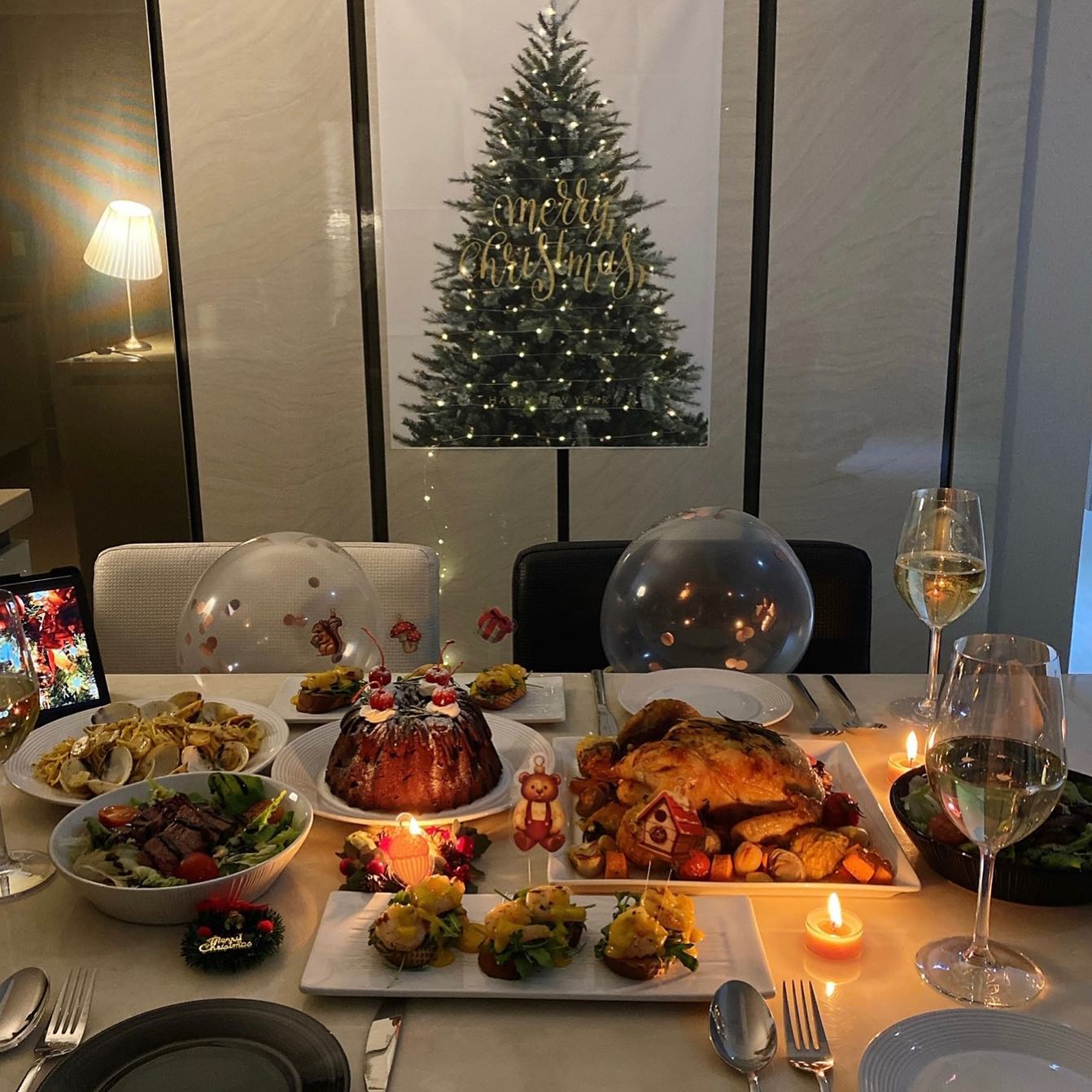 금손의 멜크🎄
요리부터 케이크까지 혼자 다만들었다ㅠ
홈파티 성공적 :)

아.. 오븐기에다 가지 멜란자네 완성한거 넣어두고
그대로 까먹고 파티끝내버림.. 뭔가 빠진거같더니😅