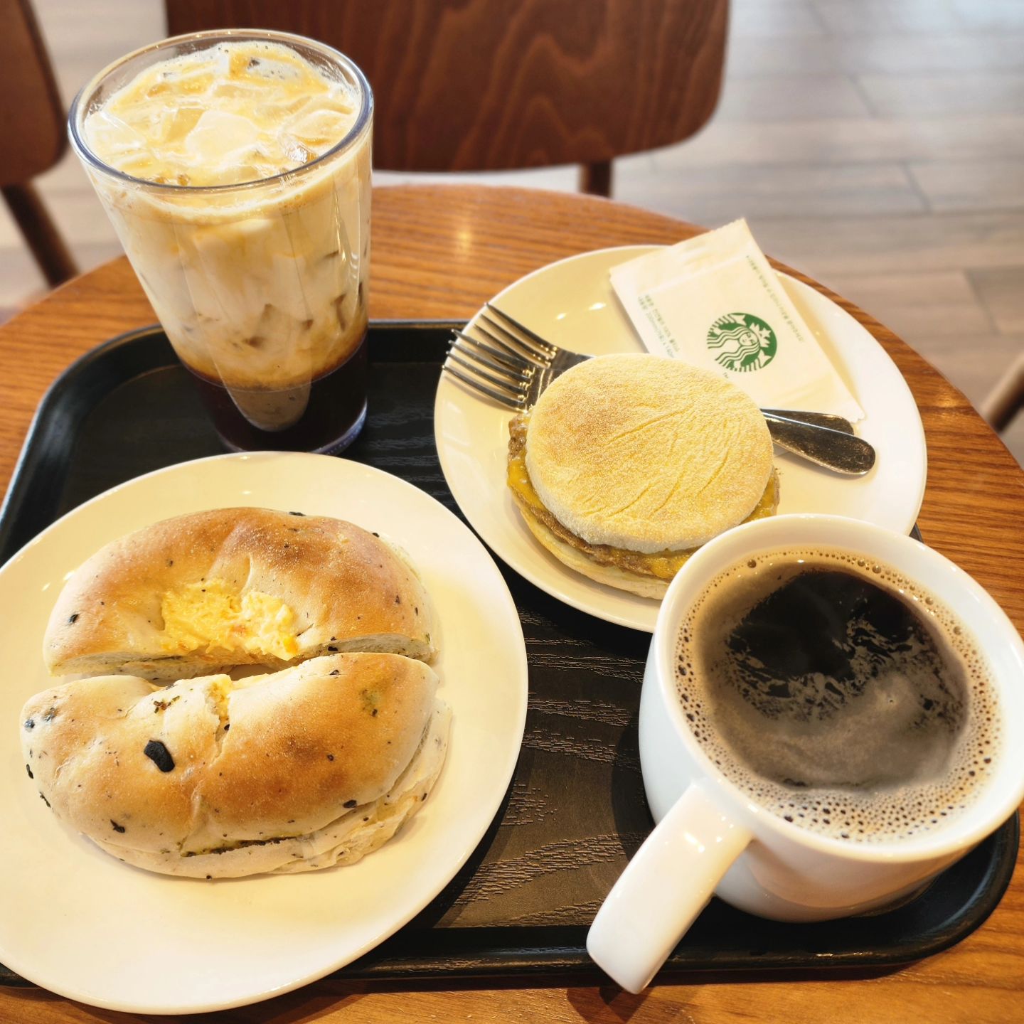오늘은 스벅에서
#굿모닝커피☕️

아이들 없는 아침 시간
여유롭게 #카페나들이❤️

내가 좋아라하는
#커피랑빵이랑🍞☕

신랑은 #스벅신메뉴
#올레아토 마시기😋

#부부데이트💕 #카페인충전
#소소한일상❣️ #카페좋아해 🤣
#스벅쿠폰 #깁콘은사랑입니다