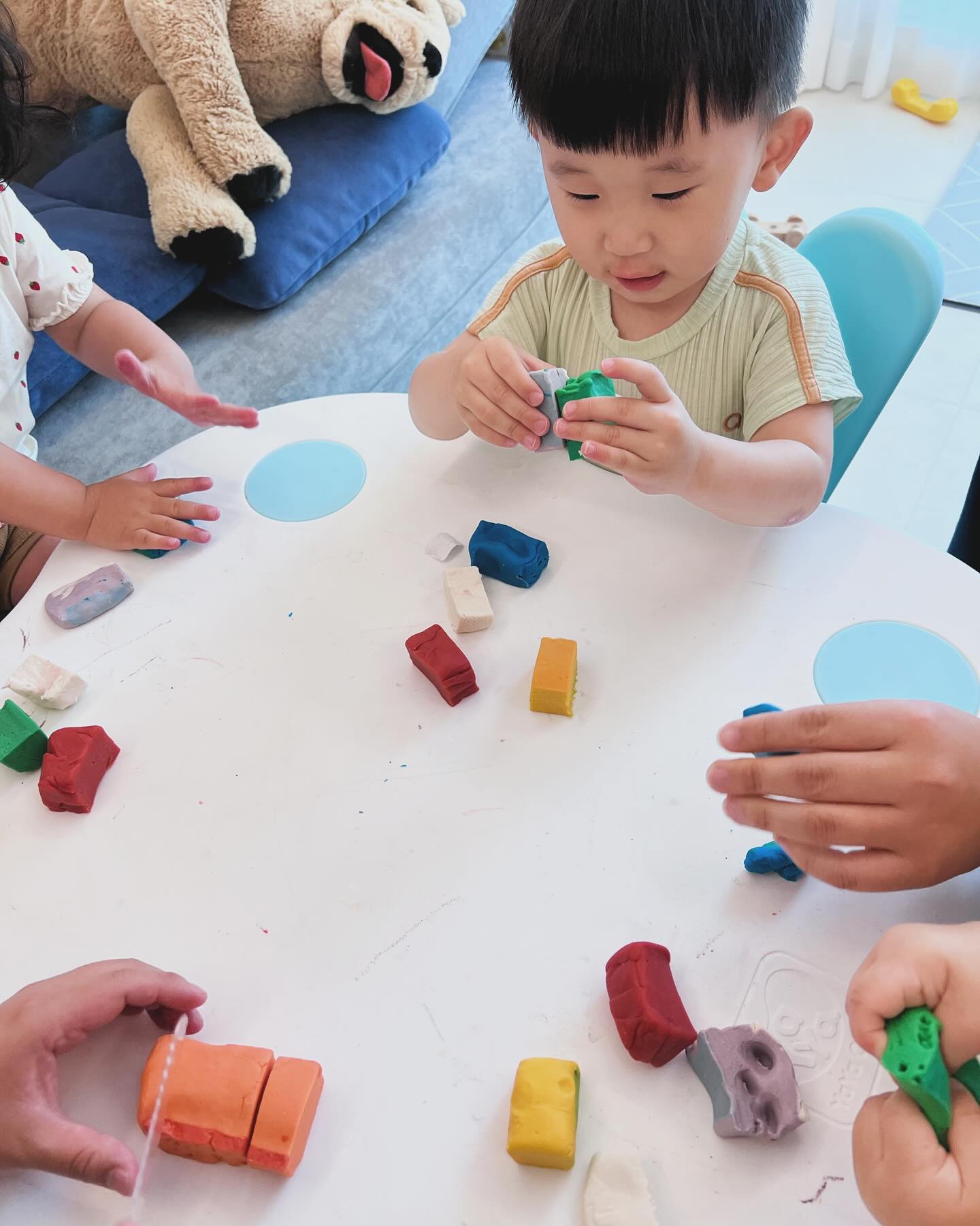 가정 보육 끝 !!!!!!
귀여운 햇님이 달님이들 우리 수팸(수족구팸)
길고 짧았던 일주일 드디어 해방!!!

일주일동안 돌아가며 수팸이들 공동육아
해나맘 덕분에 친환경 클레이놀이로 시간 뚝딱! 

완치 확인서 받고 이제 다 나아서 정말 다행이기도 하고 엄마는 너무 기쁘단다 하하하하하

#육아 #육아맘 #육아맘소통 #워킹맘 #워킹맘일상 #일상 #공동육아 #어린이집 #수족구 #홈스쿨링 #lol #kid #kids #kidsstyle