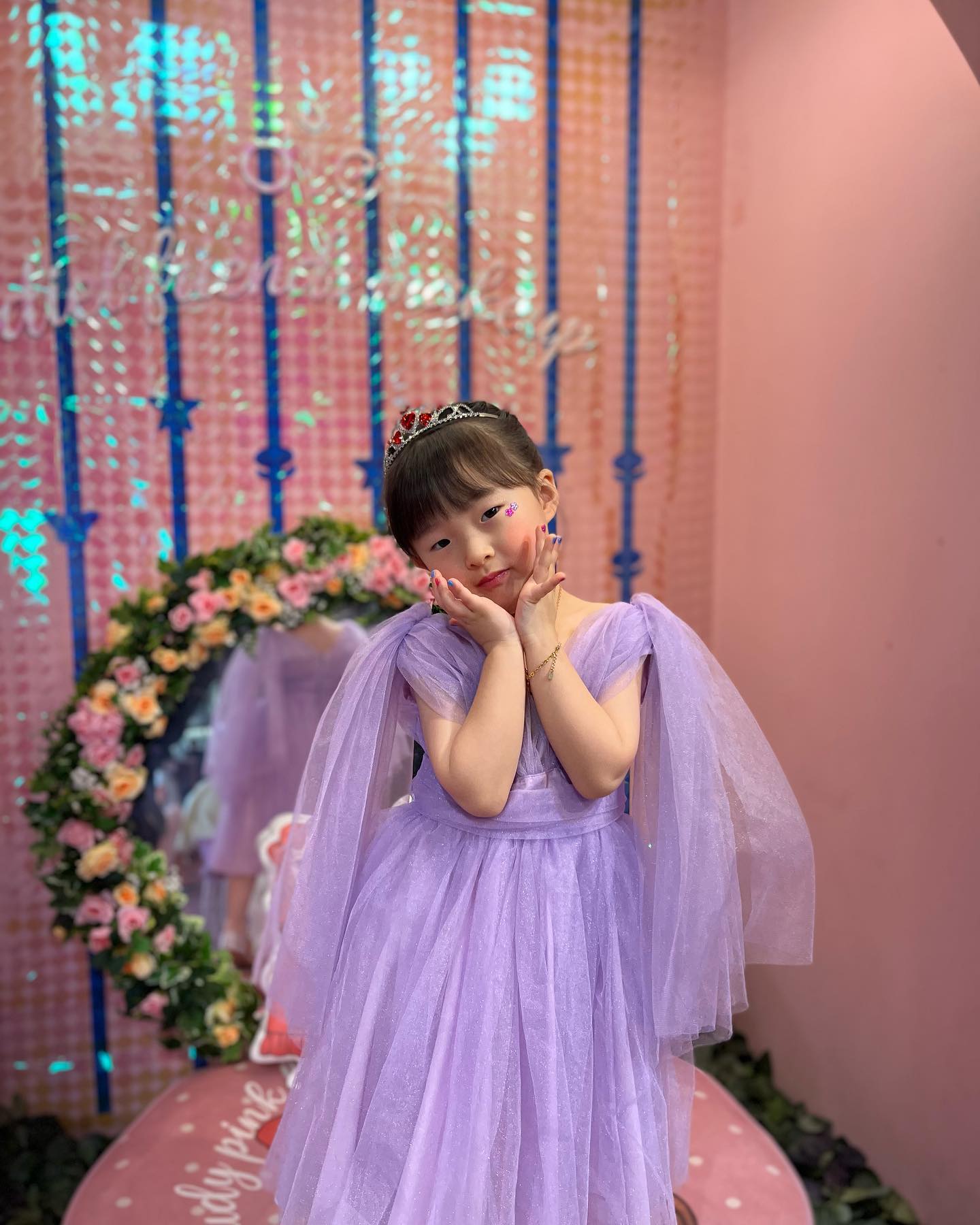 #디엘프렌즈 #아람반공주들 #삼정타워 #유치원동기들과 #공주들

공주놀이하러! 하연이는 공주놀이안해서 아쉬웠다. ..ㅠㅠ 그래도 재미났던 하루 ♥ 신난 공주님들 ㅋㅋ 좋았니..? 그나저나 제니표정빙의된 세아기들 ㅋㅋ 넘귀엽네