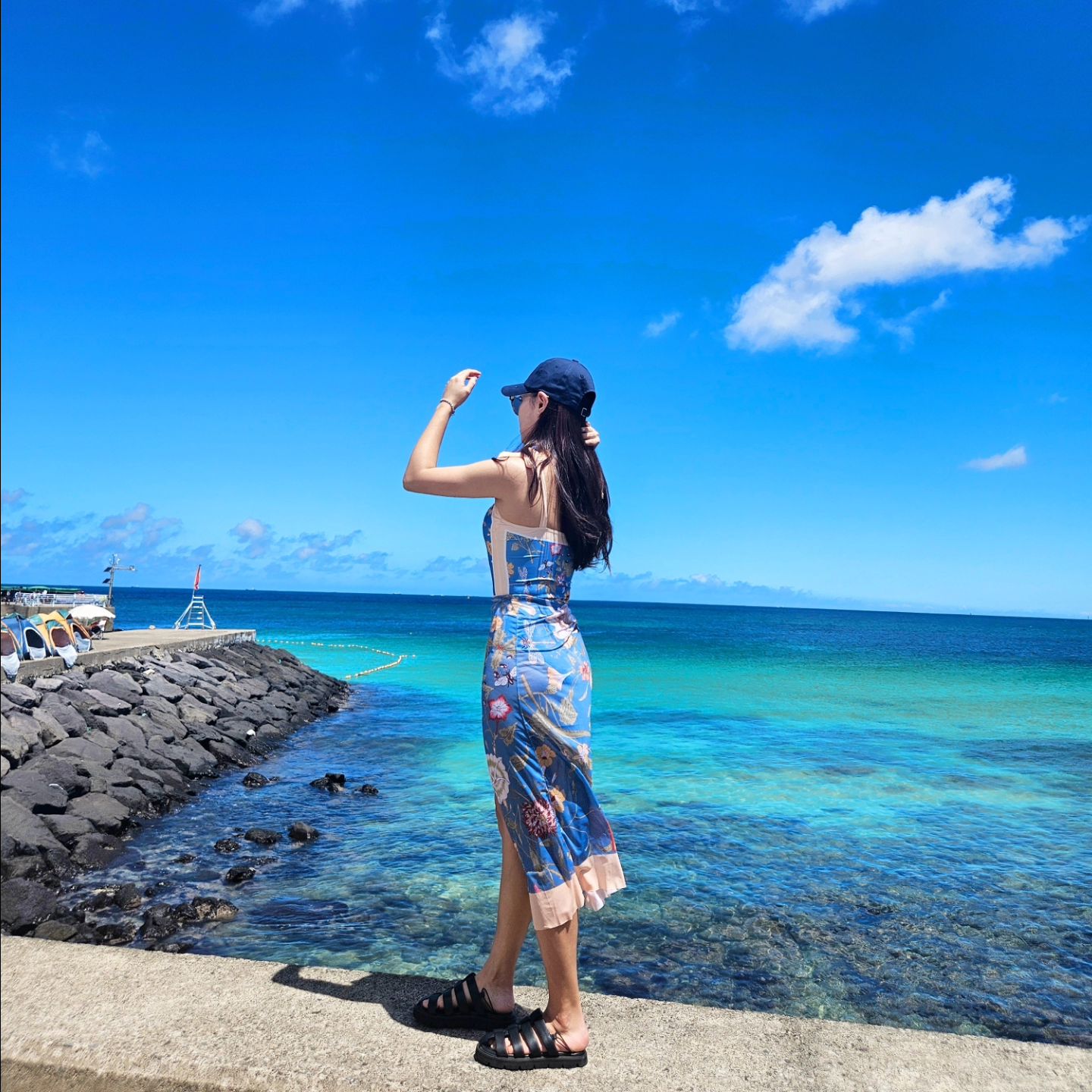 세번째 사진 주의 😳😳😳ㅎㅎㅎ

수영복입고 나오면 바로 앞 판포포구 수영이 가능한
#stayyes 💙

물 들어가기전에 파랑파랑 사진 하나 냄기고 🥰💙

바로 스노클링 장비 머리에 쓰고
들어갔는데,
방수팩이 잘 작동 안해서
물 속에서 건진 사진이라고는 
대왕가까이 찍힌 못난이 셀카뿐이에요🫠ㅋㅋㅋㅋㅋ

물꼬기 사진 찍고싶었는데 아쉽쓰🙂‍↔️🙂‍↔️

현실은

가자가자 유치원
가자가자 학교
벌써왔니 학교
먹어먹어 간식
가자가자 학원
그만좀가 놀이터
제발가자 집
해라해라 숙제
먹어먹어 저녁
씻자닦자말리자
자라자라 제발 자라
그만 말해 얼른 누워 응 이제 그만 눈감아 쉿

이라서 
제주사진으로 힐링할거에요 🙂‍↕️🙂‍↕️💙

주말 둘 데리고 1차 2차 3차까지 가려고 합니다🤗
시작해보쟈!!!!!

#애미의힐링공간
#젊줌마#이고싶다#평생
#제주판포포구#스테이예스#주말육아시작