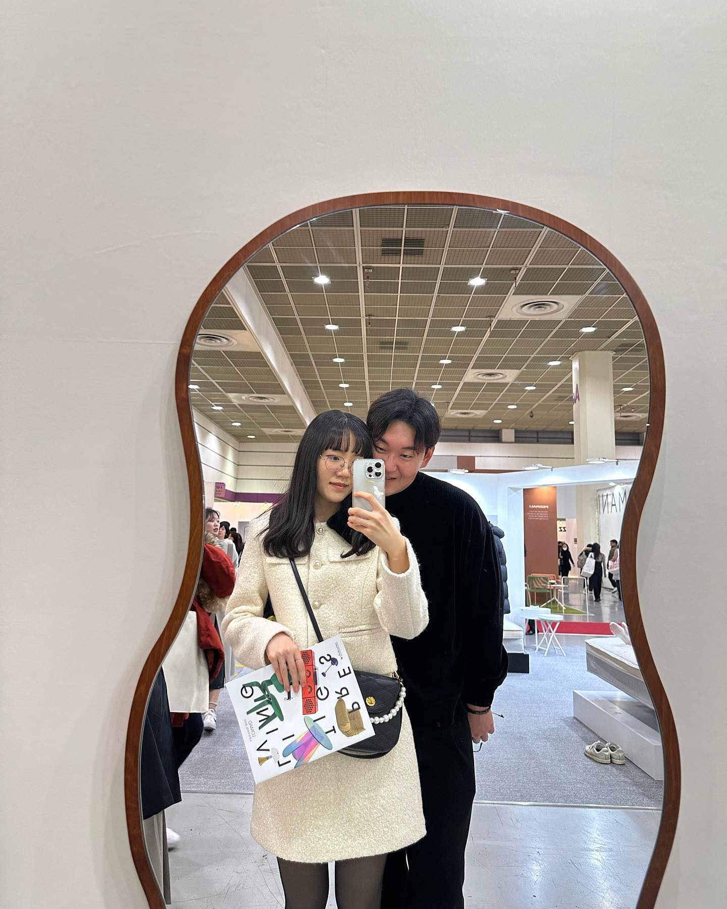 소품 좋아하는 지영이와 #서울리빙디자인페어 
지칠줄 모르는 그녀의 발걸음.
어지간한 시식도 포기할 줄 모르는.
역시 내 여자친구다.
그렇게 걸어도 살은 안 빠졌다.
다이어트는 힘들 것 같다.
지영이와 함께라면.

#코엑스
#샤이바나
#피어커피
#리빙디자인페어 

#서울데이트