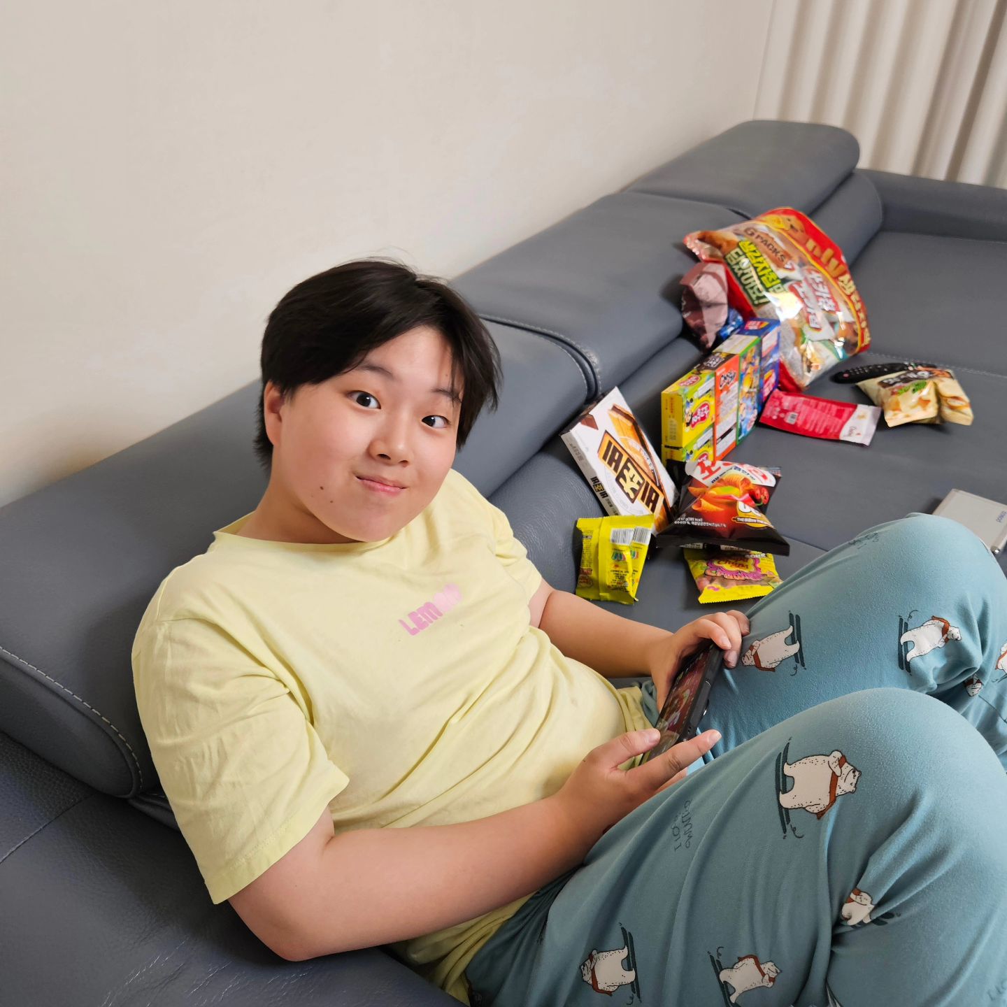 우리 잼민이들 어린이날 선물ㅋㅋㅋㅋ
뭐필요한것도 없다하고
살만한것도 없어서
과자선물세트나 받아라ㅋㅋㅋㅋ
인형이랑 책도 샀는데 아직 안와서ㅋㅋㅋㅋ
베이비들 어린이날 축하♡
말 잘듣고 공부잘하셈ㅋㅋㅋㅋ

#어린이날 #어린이 #어린이날선물 #어린이날선물🎁 #과자선물 #과자선물세트 #과자선물박스 #까까