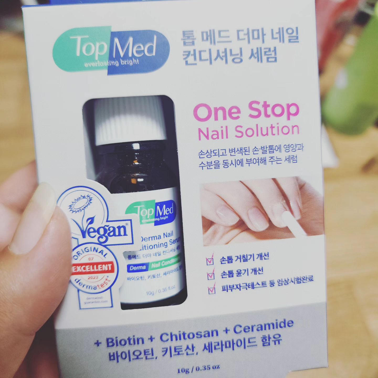 #협찬#tomed_main#비건손톱영양제 #그래도 찐리뷰#자세한건 네이버검색

톱메드 더마 네일 컨디셔닝 세럼

임상시험이 완료된 세럼

단 1회 사용으로 손톱 거칠기 27.8%감소
손톱윤기 개선 10.94% 증가

피부 저자극테스트 임상시험 완료
전성분 EWG그린 등급의 안전한성분
독일 더마 테스트 엑설런트 등급 획득
영국 비건 소사이어티 인증

셀프 네일로 인해 관리하기도 어렵고 자꾸 거칠어지기도 하는데

정말 1회 사용만으로도 눈에 띄는 효과가 있어요

잘부러지기도해서 걱정이었는데 이 세럼 덕 톡톡히 보게되었어요ㅎ

스틱형식이라 흐르지도 않고 위생적이라 더 좋아요

꾸준히 사용해서 이쁜 손발톱 유지해야겠어요

#톱메드#비건손톱영양제#손톱영양제#발톱영양제#네일영양제#네일강화제#올영픽#네일컨디셔닝#네일세럼#신상나왔을땐#공팔리터#0.8L#공팔리터리뷰어#선팔맞팔환영#좋반##
