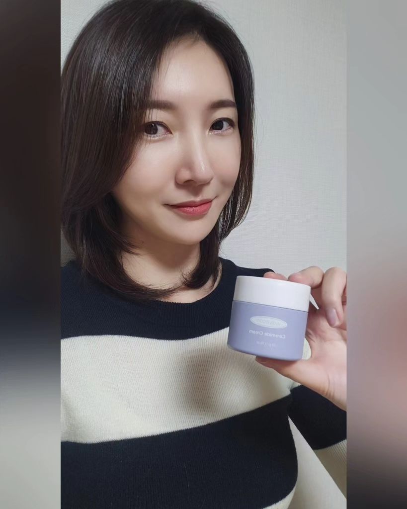 웨이브코스 #세라마이드크림 은
병풀추출물🌿이 함유된
겨울철 보습과 진정에
탁월한 효과가 있는 제품인데요🌼
10,155ppm 가득한 보습크림이랍니다

무향에 자극이 느껴지지 않는 크림이라
#민감피부 도 사용할 수 있고🥹
보습과 진정 모두 가져갈수 있어요🎀

저녁🌙에 바르고자면
아침에 보들보들해지는 느낌이에요

메이크업 전 양조절해서 바르면
들뜸없이 오래🎶 지속되더라구요
나갔다왔는데도 똑같은거 있죠😆

#속건조개선 크림으로 이 제품보다
좋은게 있으려나 모르겠네용😝

.
.
.

wavecos.ad wavecos.official

#제품협찬 #웨이브코스 #wavecos
#보습크림 #만세라 #수분크림 #스킨케어
wavecos.ad
#겨울크림 #크림추천 #겨울화장품추천
#겨울꿀템🍯 #수분최고 #말모말모❤️
