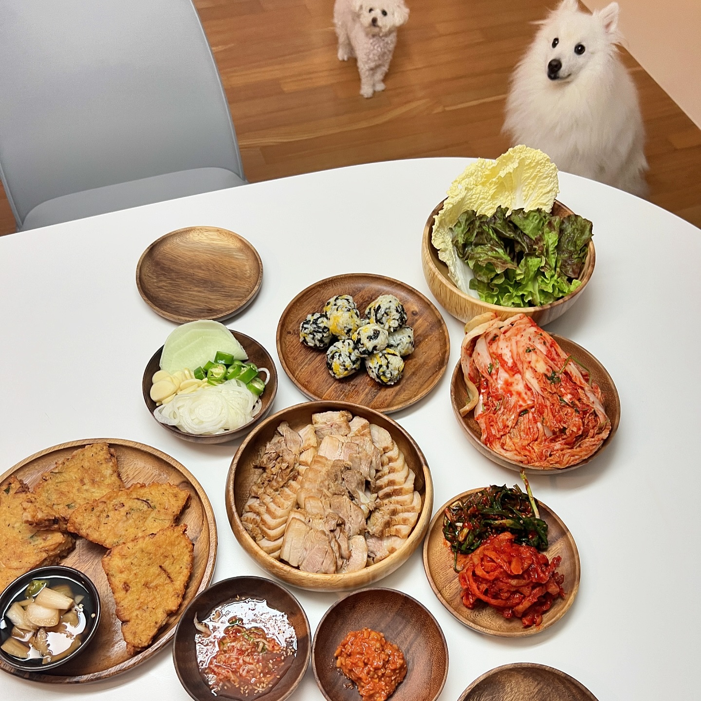 #협찬 #코리앤더김치 #고수배추김치 

남편이랑 칼퇴하고 보쌈🎵

고수배추김치랑 보쌈이랑 찰떡일거같아 보쌈이랑 저녁먹었어요. 고수가 들어가 향도 좋고 김치가 시원해 고기랑 잘 어울려 좋아요. 고기 먹다보면 물리는데 고수배추김치랑 같이 먹음 느끼하지않고 리프레시되서 좋다는! 

corianderkimchi_official

-
#고수맛김치 #고수김치 #배추김치 #김치맛집 #김치주문 #김치추천 #김치요리 #김장김치 #캠핑음식 #캠핑음식추천 #베트남 #김치 #corianderkimchi #coriander #cilantro #kimchi