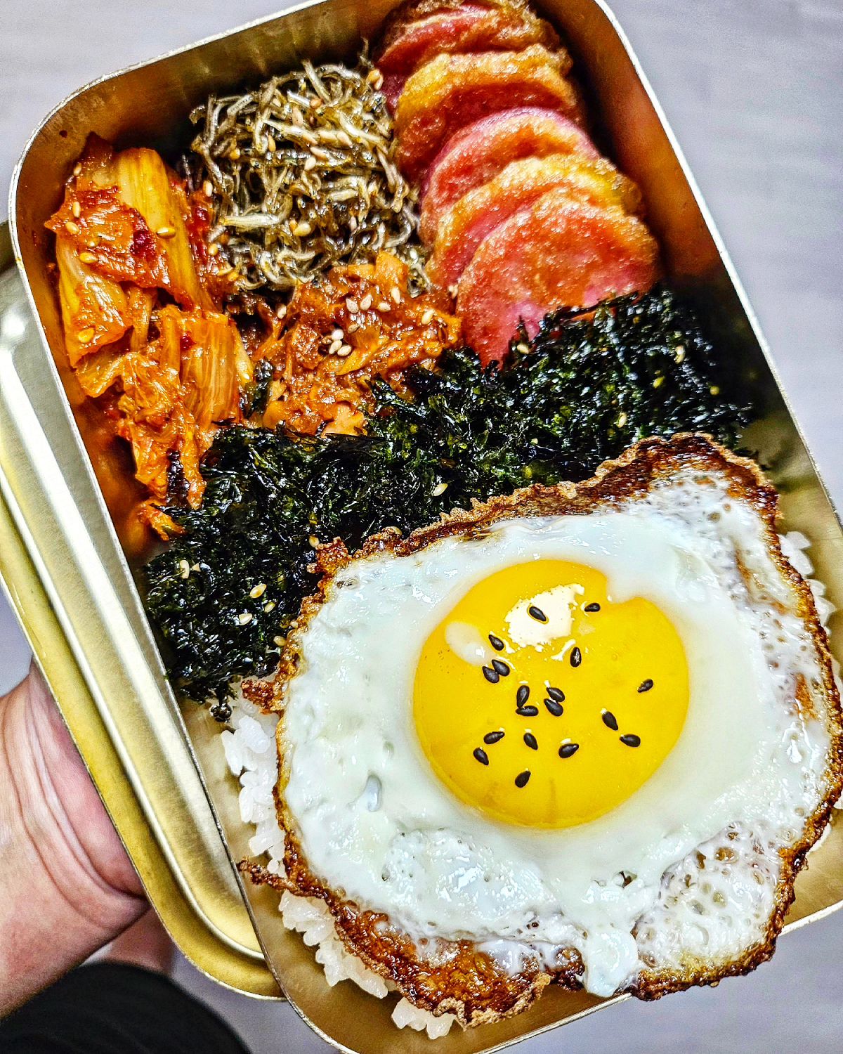 월요일#집밥 #집밥스타그램 

오늘의 저녁메뉴는"옛날도시락"입니다.🤗 
날씨가 어쩜~~ 왜케 더워요~🥵 
날씨가 더우니깐  뜨거운음식이 생각이 안나더라고요.
간단하게~~ 옛날도시락에 시원한 콩나물국 만들었어요~~
저희 중딩오빠는~~옛날도시락 싹싹비웠더라고요.👍👍 맛있지?
우리 초딩딸래미는 절친 친구 (채민이~) 놀러와서~~
저녁밥 먹으라고  식판에 저녁밥을 준비 했어요~^^ 
은근히 옛날도시락에  반찬들 많이 들어가는거 아시죠? 
"멸치볶고,김치도볶고,참치쌈장 도 만들었어요~^^ 이렇게 줬더니.
순삭 순삭~~👍👍