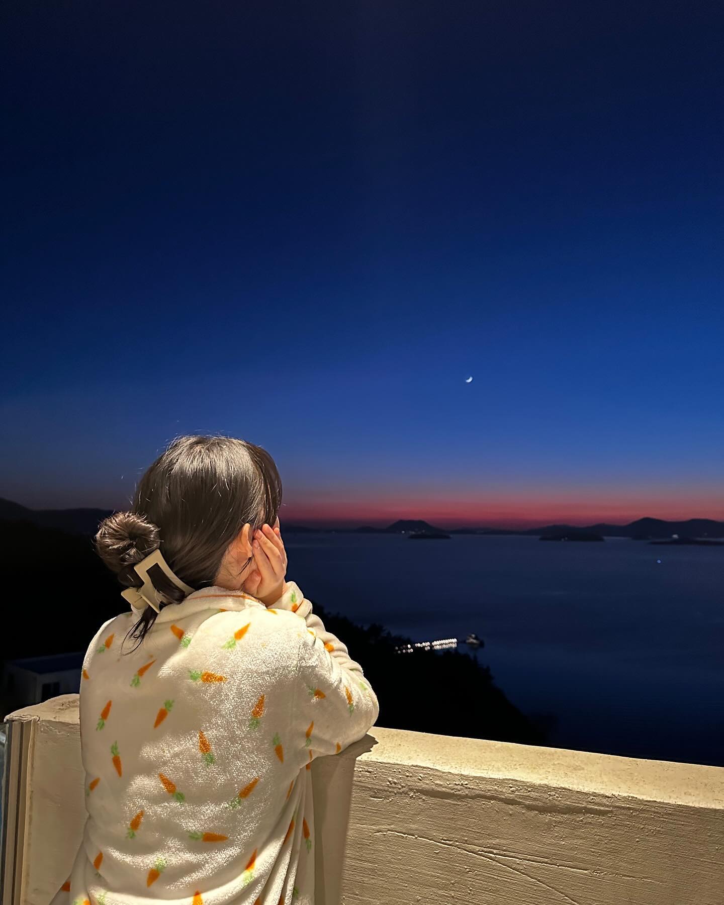 🌊 바다와 일몰이 예쁜 여수 돌산 숙소 ⬇️

◽️ 통유리창 너머 시원한 오션뷰가 예술인 디아크 리조트 🩵
◽️ 하늘과 맞닿은 인피니티풀 무료 입장 
◽️ cu편의점과 무인 카페, 네컷 사진, 루프탑 등 다양한 시설 ⭕️

새로산 갓성비 캐리어와 함께한 #가족여행 이번엔 여수로 왔습니다! 저는 가족들과 묵기 좋은 뷰오브헤븐 룸을 이용했는데요. 뷰가 정말 예뻐서 사진 수백장 찍고 왔어요. 😊 간식으론 순천 조훈모과자점에서 잔뜩 빵을 사와 먹었는데 짱맛…❤️ 여수 돌산 바다를 구경하며 먹으니 더 좋더라고요. 디아크 리조트는 바다와 노을을 사랑하는 분들이라면 좋아하실 것 같아요. 근데 통창이라 햇빛이 정통으로 들어와 엄청 방 안 온도가 높더라고요. 에어컨 틀려고 했는데 겨울이라 그런지 에어컨 청소 상태가 좀 아쉬워서 못켜고 문 열어뒀습니다. ㅎㅎ 수영장은 생각보단 규모가 아담했는데 사진 찍기엔 괜찮았어요~ 사진이 궁금하시면 릴스 구경와주세요 🥰 캐리어 구매처 문의는 dm 주시면 알려드리겠습니다! 다음에 또 내돈내산 좋은 숙소 및 아이템 발견하면 공유드릴게요. 😆 많은 관심 부탁드려요!

✅ 같이 가고픈 사람에게 공유 or 저장 후 방문해보세요.

📌 장소 : 디아크 리조트 & 풀빌라 
전남 여수시 돌산읍 돌산로 3169-30
⏰ 입실 15:00 - 퇴실 11:00
☎️ 전화번호 : 0507-1473-6789
🅿️ 주차장 : ⭕️ (프론트에 차번호 전달 하셔야합니다!)

#여수숙소 #여수펜션 #풀빌라 #디아크 #디아크리조트 #여수가볼만한곳 #여수핫플 #숙소 #숙소추천 #가족여행 #여수
