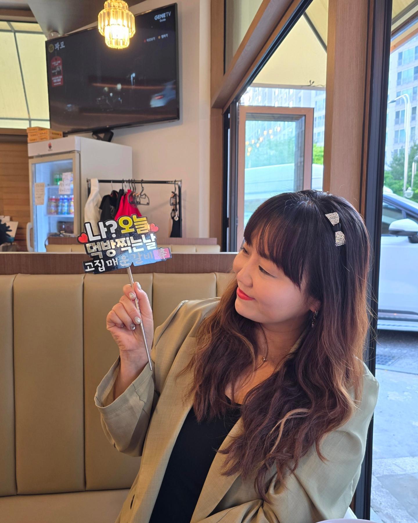 #광주맛집
제대로 먹방 찍고 왔어요🤭
불고기와 등갈비를 동시에 먹을 수 있는 곳♥️

#고집매운갈비 yong2267
👉 광주 광산구 수완로 42
⏰️ 11:30~23:00 / L.O 22:00

여자 셋~ 너무 배 터지게 잘 먹었는데요^^
우리가 선택한 메뉴는🎶

#한우산더미물갈비 2인분 50,000원
#한우육전 14,000원
마무리 볶음밥까지~ 너무 맛있게 먹었어요😍

기존 백년불고기물갈비에서 상호만 변경된
#수완지구맛집 이벤트로 점심 특선~ 만원💙
조만간 점심 먹으러 가야겠어요😁

맛도 좋고, 매장 분위기도 좋아서~^^
술마시기 딱! 좋은 #수완지구술집
우리도 #mz샷