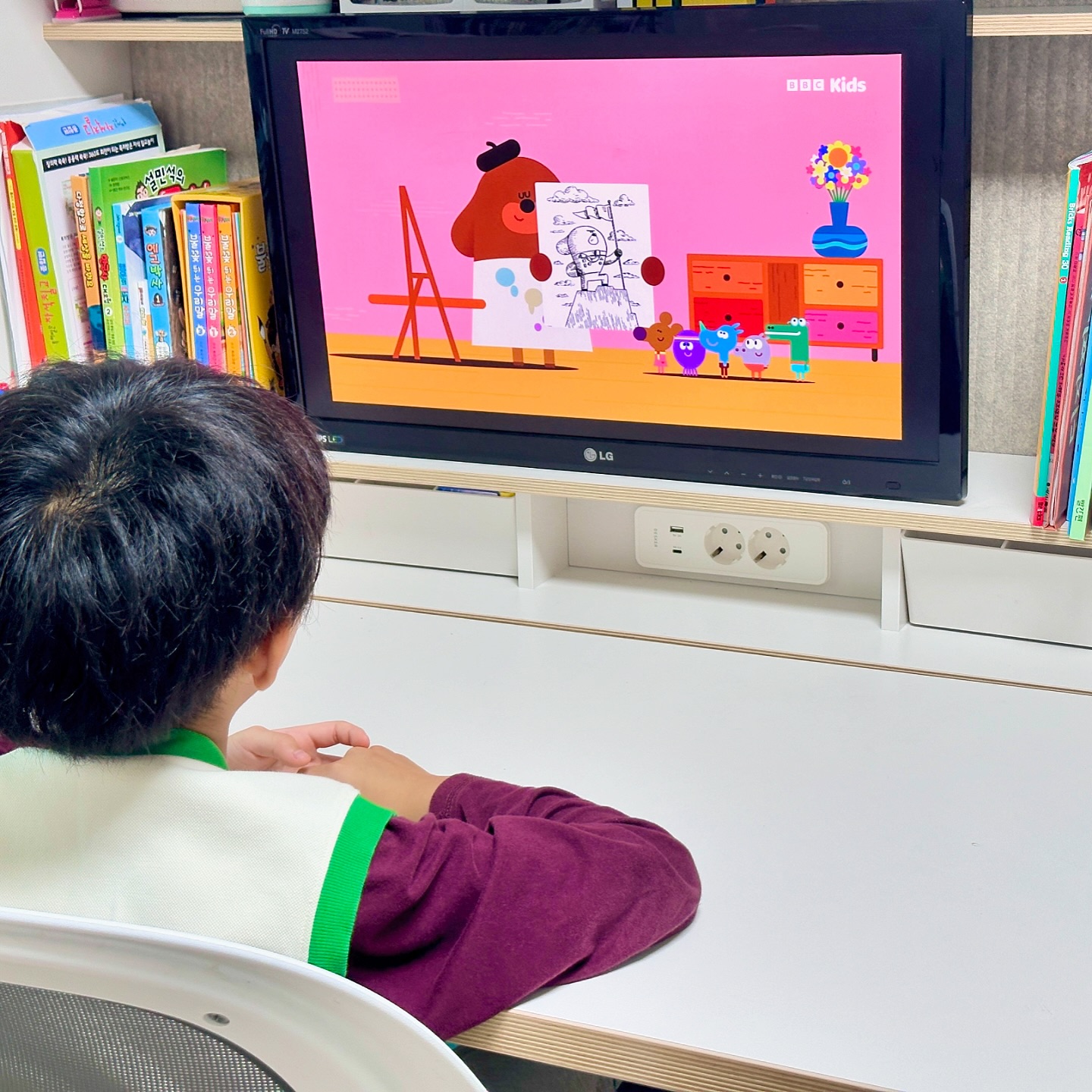 #광고 #지니TV키즈랜드

BBC Kids를 알고 계시나요?
지니 TV 키즈랜드가 국내 최초 독점으로
소피텔 키즈라운지를 오픈하면서
키즈랜드 영어놀이터를 즐길 수 있게 되었어요

키즈랜드에서는 멀티자막 기능으로 
영어와 한글로 손쉽게 자막을 바꿔가며 시청이 가능해
무제한 시청을 하면서 
영어 학습에 도움을 받을 수가 있어요

그리고! 헤이 더기를 원어민 선생님과 함께
즐거운 수업이 진행되어 소개해드려요

Het Duggee! Let‘s play

▶ 위치 : 소피텔 앰버서더 서울 호텔 키즈라운지
▶ 일정 : 10월 12일 ~ 11월 30일 (매주 토요일) 
총 8주, 1일 2회 수업

키즈랜드 영어 놀이터와 함께 영어랑 친해지기!
소피텔 키즈라운지의 키즈랜드 영어놀이터에서
시청하는 헤이 더기 영상은 오직 지니 TV 키즈랜드에서만
볼 수 있다는 사실!

키즈랜드 > 브랜드관 > BBC Kids 경로를 통해서 
들어가면 된답니다.

#키즈랜드 #소피텔 #유아영어 #키즈 #놀이터 #서울 #호텔 #라운지 #영어 #영어놀이터 #키즈라운지 #원어민클래스