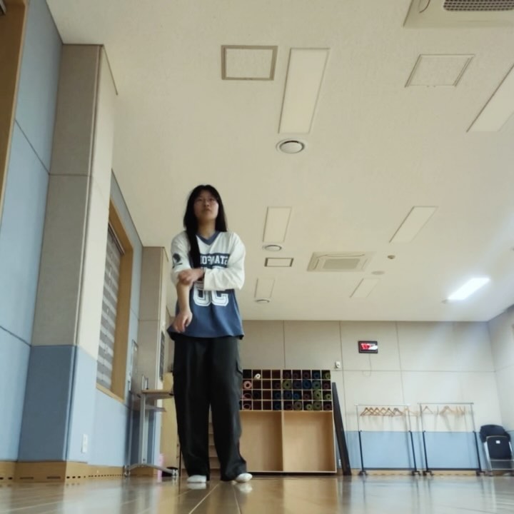 재미있었던 Party girls 🫧

안무가 너무 이뻐서 집에서 안무딸 때는 쩔쩔맸는데
운 좋게 기회가 생겼고 찐찐찐막이라고 하셔서 들으러 갔는데
너무너무 재미있었고 좋은 추억이였습니다 ෆ
수업들으면서 힘들었던 부분도 있어서 포기하고 싶었던 순간도 있었는데 포기하지 않고 정신차려서 더 했었던 것같아요••!
연습하면서 음악도 계속 듣고 쌤 영상도 계속 돌려보고 그랬는데 살리지 못한 것같아요 ㅎㅎ..
결국엔 짜집기 해버려서 박자도 밀리고 그런 것같지만..
하나의 추억으로 기록용으로 올려요••!
다음 방학에 또 들으러 가겠습니다 ෆ

ㅡ
Choreo by lusher_lee 
Music victoriamonet - #partygirls 
Place keens_seoul 
ㅡ

#기록 
#fyp #추천 #07 #07년생 #경주 #서울 #성수 #서울숲