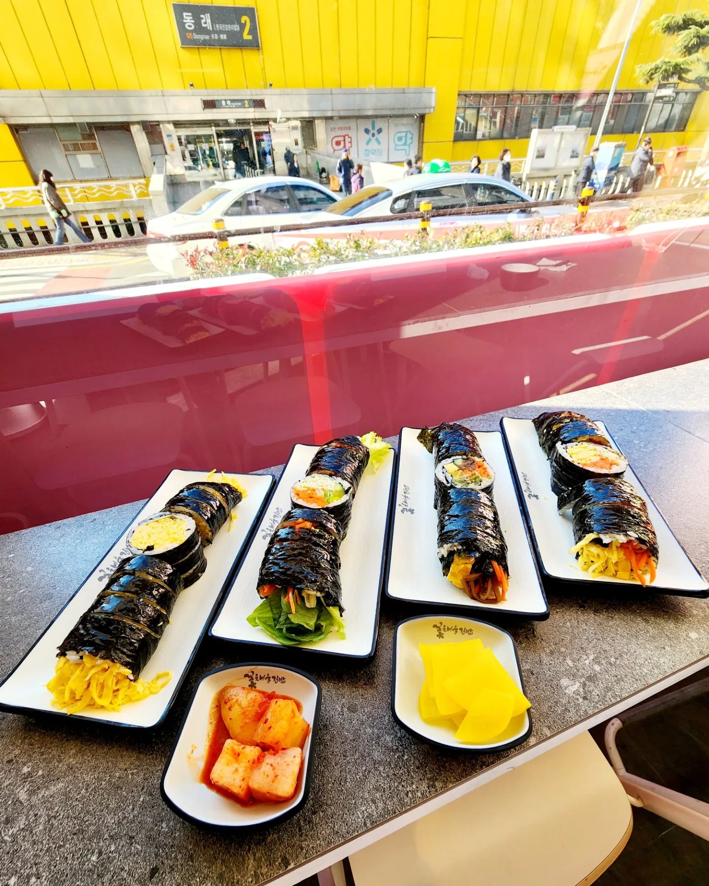 김밥쟁이들은 그냥 여기로 헤쳐모엿‼️‼️

상호부터 너무 감성돋는데 예뻐😍 😍
김밥귀신 김밥러버 김밥홀릭 스칼렛씌 
다들 알고 계시죠⁉️😢🤣🥰

동래역 2번 출구로 나오면
바로 만날 수 있는
예쁘고 귀엽고 깜찍하고 아기자기한

동래역 김밥맛집💕

⏩️꽃채움김밥 동래본점

⏩️부산 동래구 명륜동 533-229

아니 근데 무슨 김밥 종류가 이렇게나 많은겨💦

게다가 주먹밥 , 샌드위치 , 돈까스 등등
엄청난 종류의 음식들 명칭에
그만 정신줄 놓고 선택장애 찌들 뻔🤣🤣

그 와중에도 양심상
샐러드 들어간 걸로 
스페셜김밥이랑 샐러드김밥 오더‼️

아사삭 식감이 좋대서 궁채김밥🥰

계란킬러니까 계란왕창김밥⁉️

샐러드+계란 콜라보였던 스페셜김밥😍

궁채에 무슨 짓을 한 거죠⁉️ 궁채김밥

신상이라는 명란마요 주먹밥까지😊

아니 근데 주먹밥인데 동글이 안 만들어 먹고
그냥 숟가락으로 퍼먹는데 왤케 맛나 이거😍😍😍

하여간 먹다 먹다 지쳐 
때깔 좋은 나로 남고 싶었으나
결국 다 못 먹고 포장함🤣🤣

다음엔 또다른 메뉴 폭파하러 갈 예정💕

같이 갈 사람😄👍👍

 #동래구맛집#명륜동맛집#동래분식#동래역맛집#동래떡볶이#동래가성비#동래맛집#명륜동분식#동래구분식#부산분식#부산동래분식#부산분식점#부산핫플#동래핫플레이스#꽃채움김밥동래본점