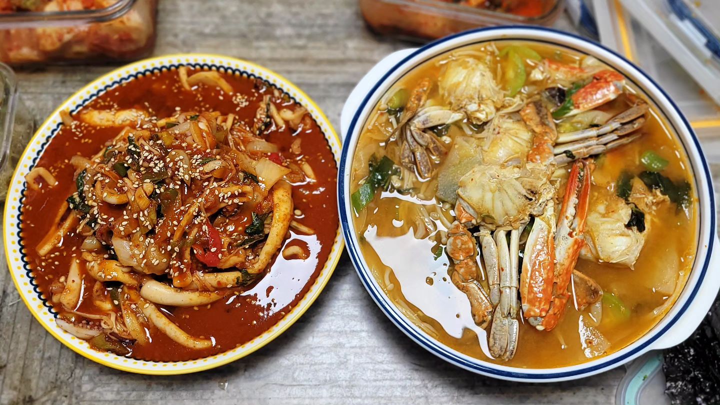 오랜만에 올리는 피드🥄🥢#제공제품 #어성호 #꽃게탕 #오징어볶음

2주동안 장염으로 죽만 먹다가  장염완치 후 오늘 만큼은 완벽한 한상..
오동통통한 오징어볶음 매콤하니 얼마나 맛있게요~밀키드라 조리법도 간편하고 재료들 신선도는 말해모해요👍 양념 밥에 쓱쓱 비벼먹으면 크 .. 꽃게탕도 살도 실 하고 어찌나 얼큰하던지 오징어볶음이랑 꽃게탕 조합이 환상적이였어요😍

어성호 밀키트제품으로 간편하고 맛있는 한끼드셔보세요💛💛
.
.
#어성호 #꽃게탕밀키트#오징어볶음밀키트kyungjun.sim #밀키트추천 #군산어성호#군산앞바다