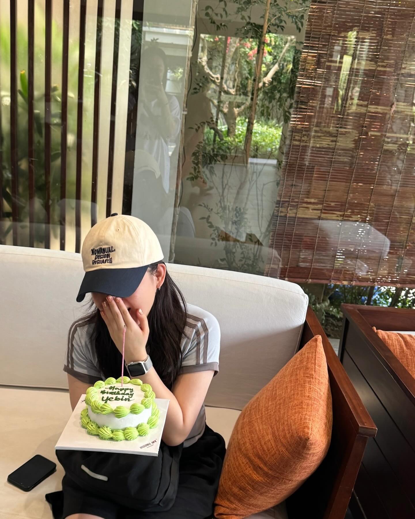 생일날 리조트 체크인 기다리고 있는데 생일 축하 노래가 나왔고 속으로 ‘무슨 이런 우연이..’ 이러면서 생각하고 있는데 직원분이 예쁜 케이크를 들고 왔고 모두 축하해 주셨다 ! 알고보니 문정이가 숙소 예약 확인할 때 미리 말해둔 거 .. 화장도 안 한 민낯에 꼬질꼬질한 모습이였는데 너무 행복해서 눈물이 찔끔 났다 ㅋㅋㅋ 내가 이런거에 눈물을 흘리다니 ㅋㅋㅋㅋ 문정이 덕분에 더할 나위 없이 행복한 25번째 생일 🎂 문정이한테도 에코로지 리조트 직원분들에게도 축하해준 모든 사람들에게 감사인사를 ! 💟
- 24년4월8일 일기 中