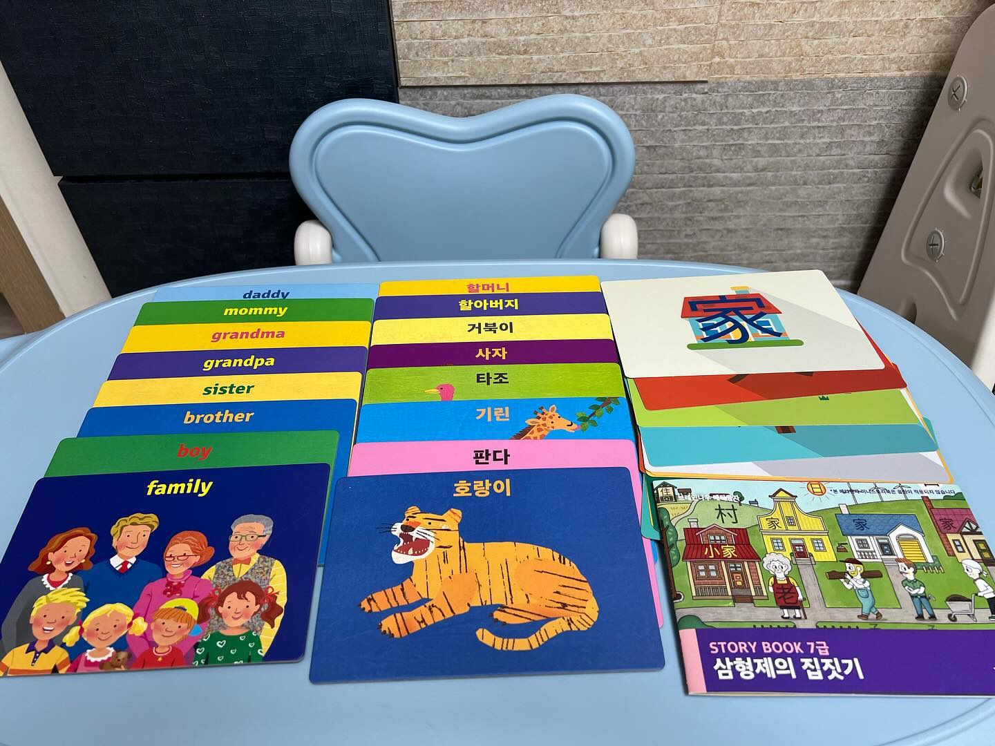 영유아의 두뇌 잠재력을 
이끌어내는 브레인 나우에서
영어, 한글, 한자 체험팩을 보내주셨어요👏🏻

테오는 플래시카드를 활용한 수업을
하고 있어서, 카드 놀이도 플래시카드처럼
응용해서 하고 있었어요🤗

브레인 나우에서 보내주신 
영어, 한글, 한자 체험팩은
한 눈에 보기 쉬운 일러스트와
간결한 단어체로 한 눈에 쏙 들어와요👀

브레인 나우 플래시 카드 하는데 
자꾸 사진 찍는다고 싫어해서
사진이 잘 나온 거는 없네요😅

그만큼 브레인 나우 카드
영어, 한글, 한자 체험팩이
15개월 테오에게 너무 재미있고, 
집중력을 이끌어 주는 거겠죠??😊

실제로 방문해서 수업을 듣고 싶어서
브레인 나우 인스타 팔로우 하고, 
체험 수업도 신청해놓았는데
이렇게 집에서 체험팩으로 
먼저 테오의 관심도를 체크 
해 볼 수 있어서 더욱 좋았어요😍

방문해서 듣는 수업 뿐 아니라
집에서 활용할 수 있는
영어교재 : 잉글리시 스테이지 1.2
한글교재 : 뮤직한글
한자교재 : 메타한자

교재도 브레인 나우 사이트에서
판매되고 있으니 검색 해 보시는 거 추천해요👍🏻

#브레인나우 #플래시카드 #낱말카드 #두뇌자극 #두뇌발달 #두뇌교육 #우뇌자극 #우뇌발달 #우뇌교육 #포토카피능력 #유아영어 #유아한글 #유아한자 #한글떼기 #플래시카드 #놀이교육 #체험단 #체험팩 #호랑이띠아기 #흑호베이비 #아들은사진모델 #엄마는사진작가