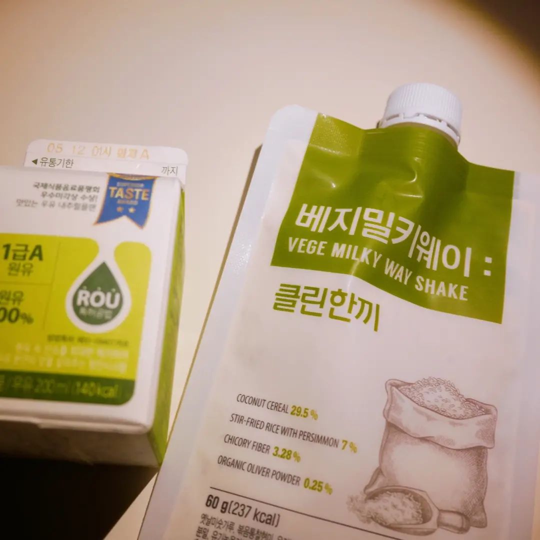#할인구매 clean24_official #베지밀키웨이 #베지밀키웨이클린한끼 #쉐이크 #선식 #신상품나왔을땐 #한끼대용 #맛집 #08L #식사대용 #다이어트쉐이크

아침, 저녁 간편하지만 맛있게 한끼로 충분한 베지밀키웨이! 아침은 거의 안먹어서 점심먹을때까지 배고플때, 저녁안먹고싶을때 우유에 타서 먹으면 맛있고 포만감도 생기고 딱좋다능ㅎ꼬소하고 식감도 좋고 달지않아서 건강한 다이어트 한끼로 추천!