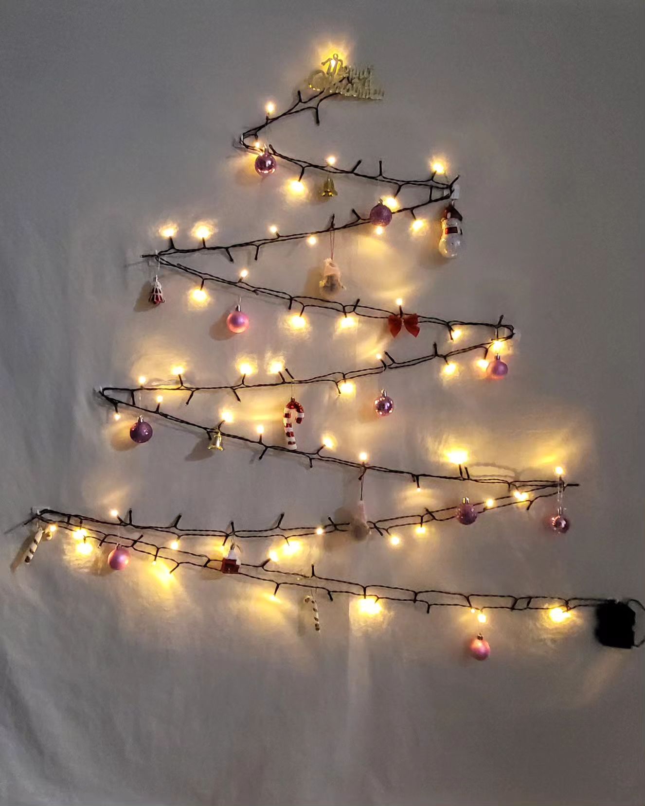 트리트리트리🎄
올해 우리 집 벽 트리✨️
딸랑구들이 고른 
장식 볼과 오너먼트🎅
반짝반짝 너무 이뿜😊

2023.12.13.수.#크리스마스벽트리🎄