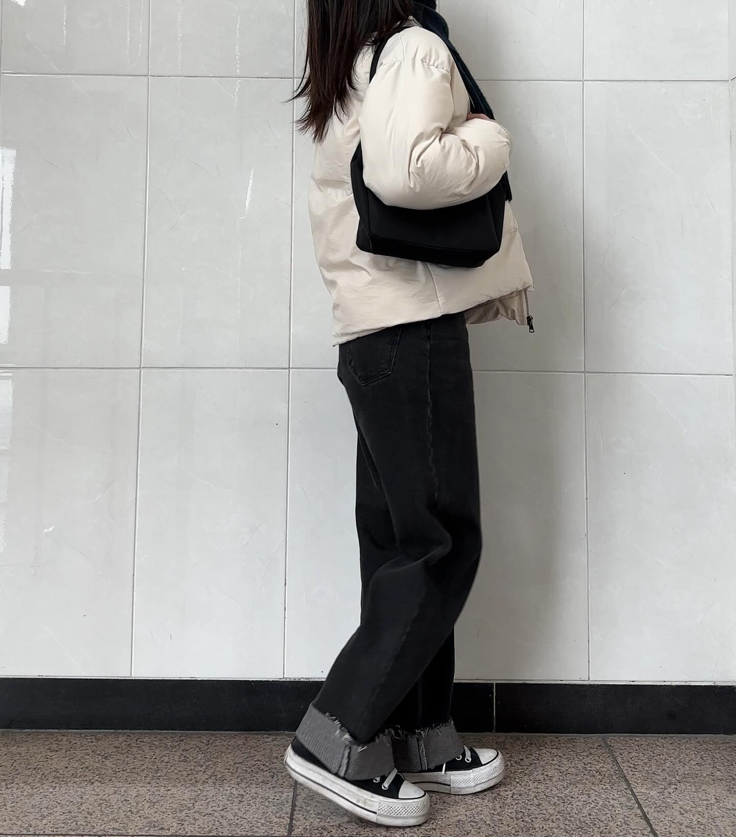 #출근룩 #직딩룩 #직장인코디 #ootd
☔️ 0° / 5°

자꾸 게시물이 삭제되어서 올리는 시간을 바꿔봤어요!!
매일 똑같은 시간에 올려서 그런걸수도 있으니까욤..
그나저나 비오는 월요일! 
오늘도 월요팅입니다😊

Outer. slow.and 
Top. poloralphlauren 
Bottom. uniqcong_official 
Shoes. converse_kr