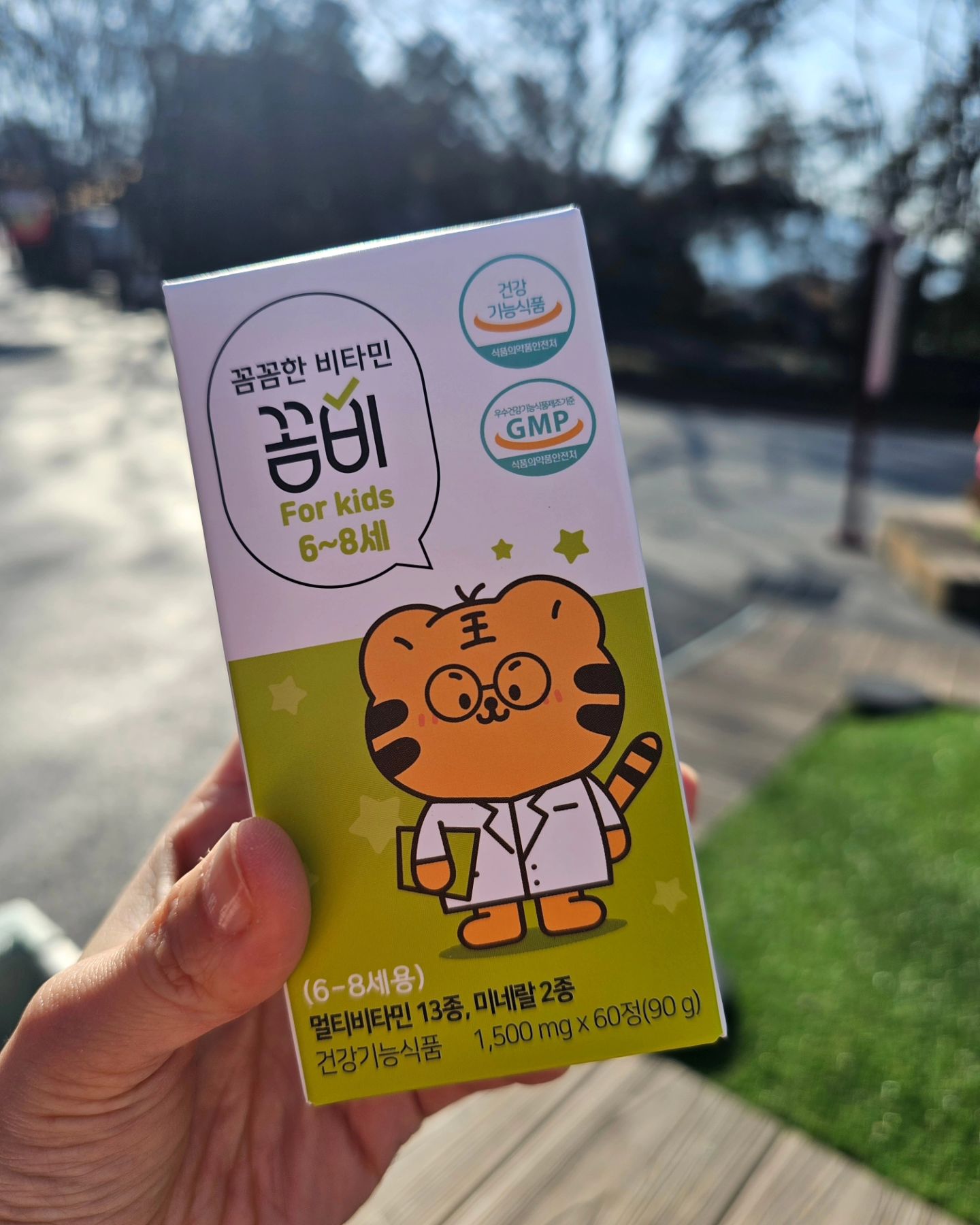 #협찬 
엄마따라 열심히 논다고 바쁜 우리 아이들.
방학이라 더 바쁜 나날을 보내고 있는데
골골거리지 않으려면
종합비타민으로 균형있는 영양공급 해줘야지.

6~8세 어린이들에게 맞는 비타민과 미네랄을 함유하고 있으며
엄격한 제조공정으로 믿을 수 있는 어린이비타민

  #천연종합비타민 #어린이종합비타민 #아기비타민 #키즈멀티비타민 #비타민b6 #어린이비타민C #어린이종합영양제 #유아비타민 #미네랄영양제 #어린이멀티비타민 #종합영양제 #어린이비타민 #멀티비타민 #아기멀티비타민 #유아영양제 #츄어블비타민 #츄어블어린이비타민