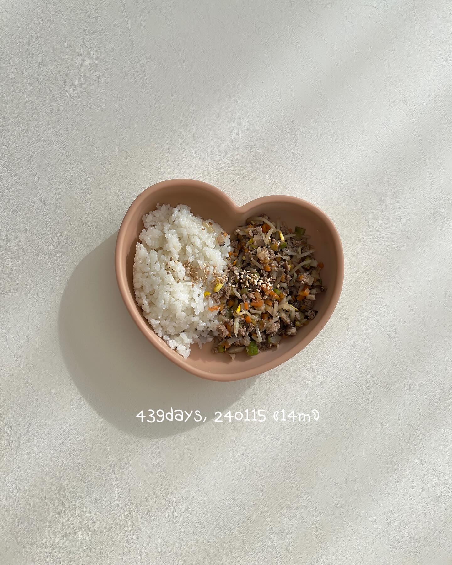 ෆ 

오랜만에 #맘마기록

돌전에 이유식, 간식 만들어 주면서 나름 기록도 잘했는데
어느순간 울애기 먹방모습이 기억이 나질않..😇

선우 첫돌쯤 내가 입덧하면서 완료기이유식으로 한달가량 시판을 했고
그때부터 잘 먹질 않았다. 그후로 접종열에 독감에 여러가지 이벤트를 겪었고 트립트랩에 앉는것조차 싫어해서 쫒아다니면서 맘마를 구걸했다ㅜㅜ그래도 그나마 외할머니가 해주는 잡채는 먹기 시작-

새해 소원으로 빌었던 소원이 다음날 이루어진듯 1월부터 입맛 찾은 울아기는 이제 스스로 먹기도하고 먹으면서 애교도 부리고 잘먹어준다!
두달가량 그렇게 못먹고 살빠졌던거 생각하면 내가 바빠져도 이게 젤 행복함😭🧡

대단한걸 해주는건 아니지만 선우맘마 차리다가 사진 이뿌게 나오길래 
오랜만에 맘마기록함🤭

#선우기록 #콩이기록 
#14개월아기식단 #유아식기록
