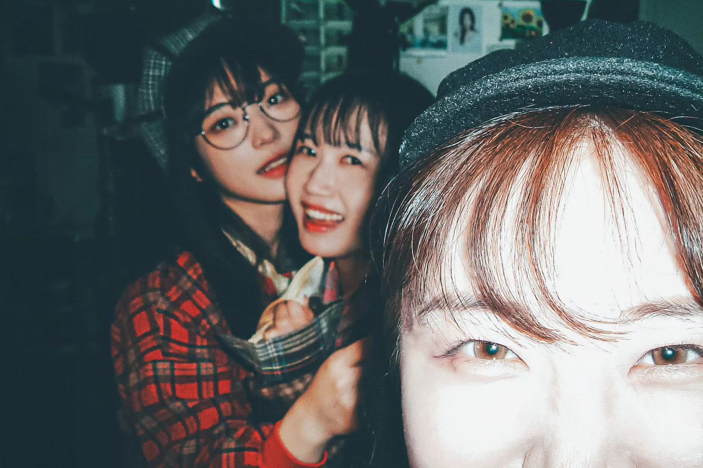 늘 마지막은 개그짤로!

#필카감성 이쁜사진 남겨주신( dorabang_ )작가님, 함께해주신( light__poem )
의상&장소 제공해주신( _young_hei )작가님들 감사합니다.

친구들과도 우정사진이 없는데 함께해주신 모델님들 덕분에 좋은 사진들 많이 건졌습니다. 감사합니다😊👍
*모델들 인스타: jamong2 jae_ye0ny heimly_ 

저희 다음에 같이 카페가시죠ㅎㅎ🥰
그땐 포토로 뵙겠습니당

#필름스냅 #우정스냅 #필카감성 #감성사진 #레트로감성 #필름사진 #필름카메라 #filmphotography #film #후지필름 #후지 #fujifilm