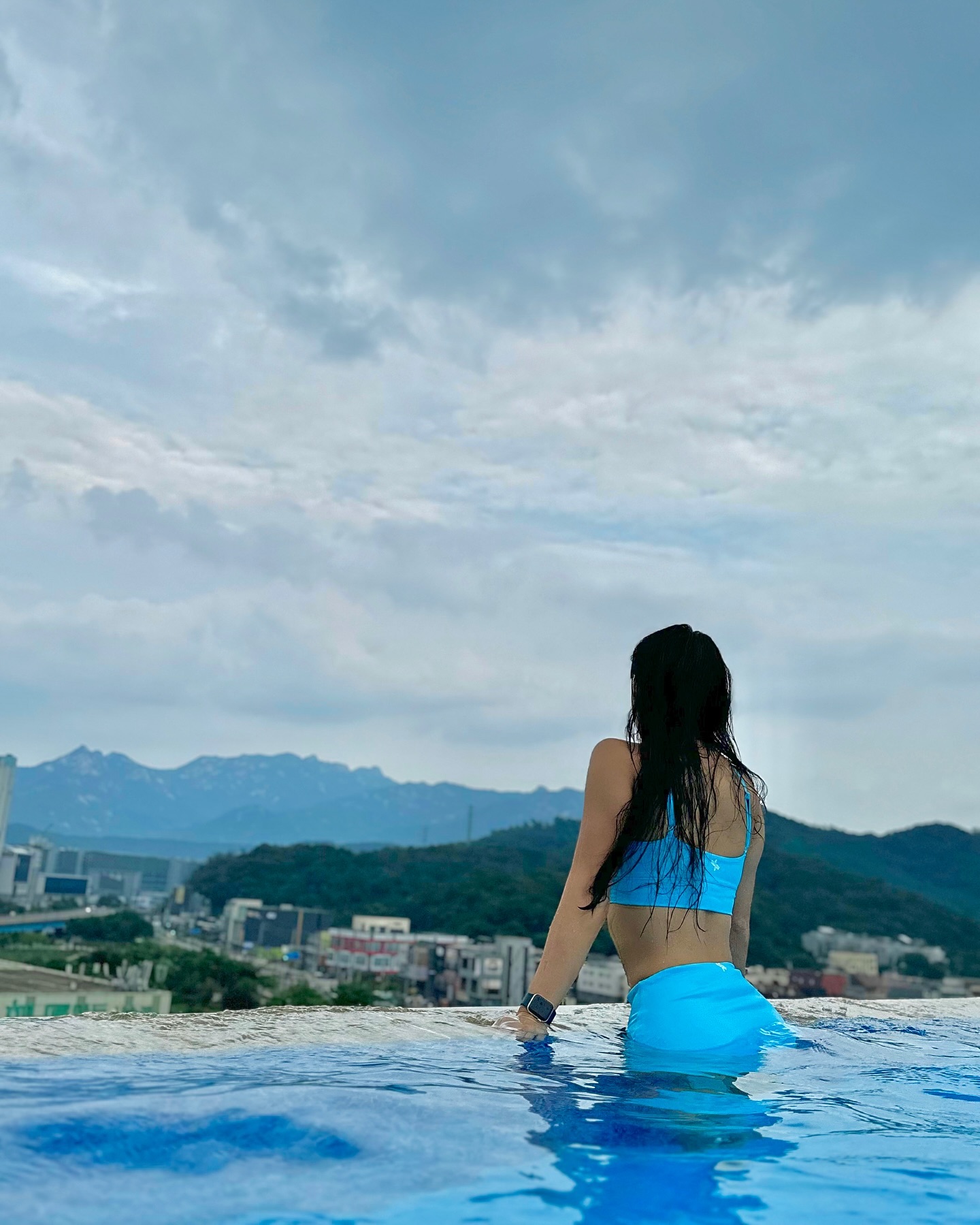 #북한산 뷰 수영장 넘 조아따 ..👙🏊
내일은 #말복 ,,, 
입추도 지나고 , 곧 말복인데 이렇게 더워도 되는거냠써..
밖에서 일하시는분들 진짜 넘넘 존경합니다ㅠㅠ🥲

(스토리에 사진 올렸더니 비키니 물어봐줘서 넘 조아써요 왜냐면이번에 샀그등!!🩵 xexymix  젝믹꺼랍니닿ㅎㅎㅎ꙼̈🩵)

#수영장 #수영복 #비키니 #watterfall #bikini