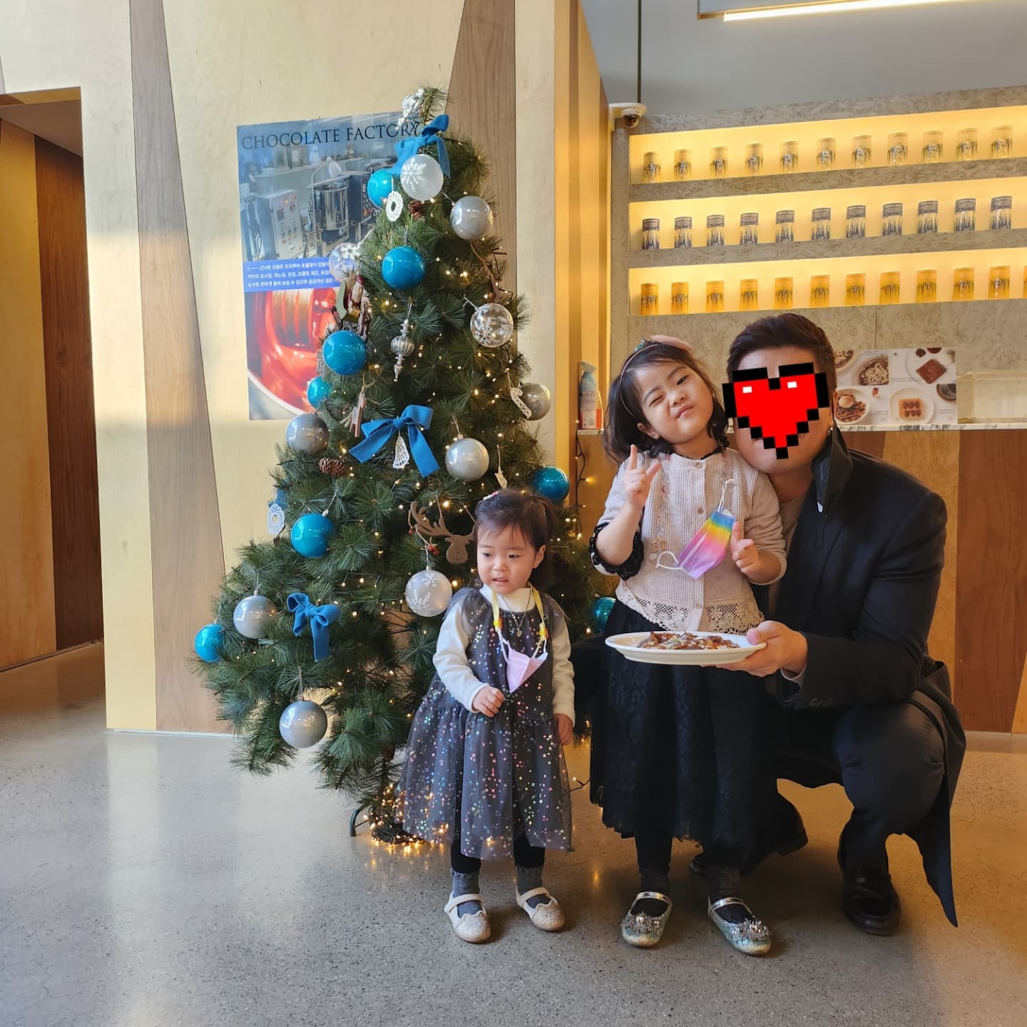 #초코렛피자 만들기
고사리 손으로 만든 피자 정말 맛있었다
요기 커피도 정말 👍 
야옹이 무셔서 사진도 못찍는 이뿌니 둘째
또 오겠다는 유주 (너무 멀어...)
우연히 안 바로 옆 인기맛집 
결혼식까지 갔다오니 하루 다 갔네 .
.
.
.
#주말일상 #가족일상
#트리투바 #초코렛공장 #커피도맛집
#피자만들기 #소수정예 #친절한선생님 
#덕소숯불고기본점 #맛집추천