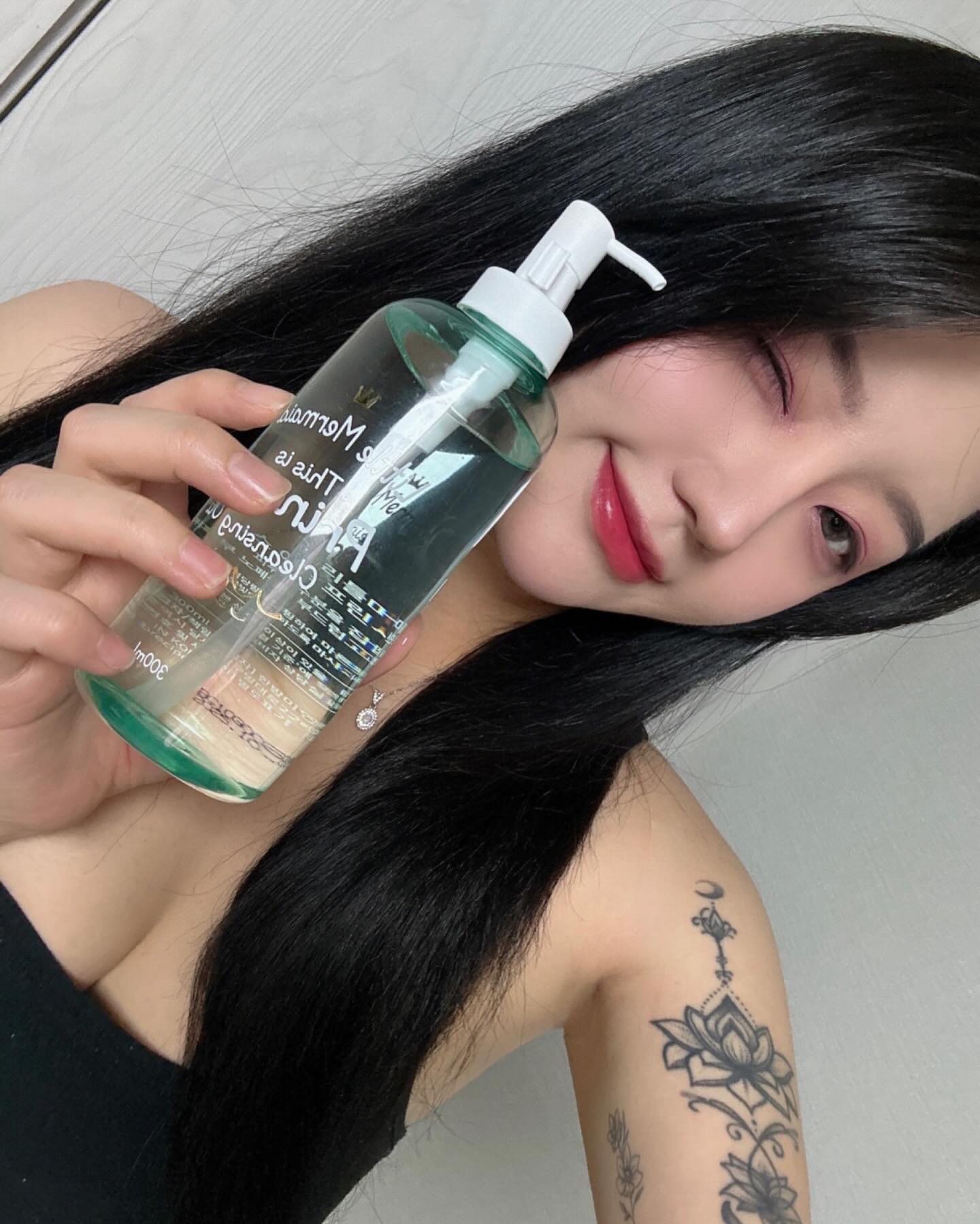 📝 뷰티레시피💧리틀머메이드 프린세스 클렌징오일💧
.
화장하는 것 보다 더 중요한게 클렌징인데 클렌징 워터로는 뭔가 찝찝하고 여름에 오일 쓰자니 피부에 유분감 넘치는 것 같아서 꺼려졌던 분들 🙌🙌(모여라)
.
모공 축소 및 피지억제용 화장료 조성물로 특허받은 제품이라 그런지 유화도 아주 깔끔하고 쓰고 난 후 찝찝함이 확실히 적더라구요👍
.
기름은 기름으로 지워야 하는거 아시죠??? 여름철 모공관리 리틀머메이드 프린세스 클렌징오일 하나로 잡으세요 🔥
.
찐 추천템입니다🤦‍♀️
.
ran_130_  b.recipe 
#광고 #민감성클렌징오일 #각질제거 #얼굴피지제거 #노폐물제거 #피지케어 #순한세정제 #블랙헤드없애는법 #블랙헤드관리 # 피지관리 #코블랙헤드 #클렌징오일사용법 #피지녹이는오일 #코피지녹이기 #클렌징오일블랙헤드 #클렌징오일매일 #클렌징오일피지 #모공관리 #약산성클렌징 #피지제거 #클렌징오일블랙헤드