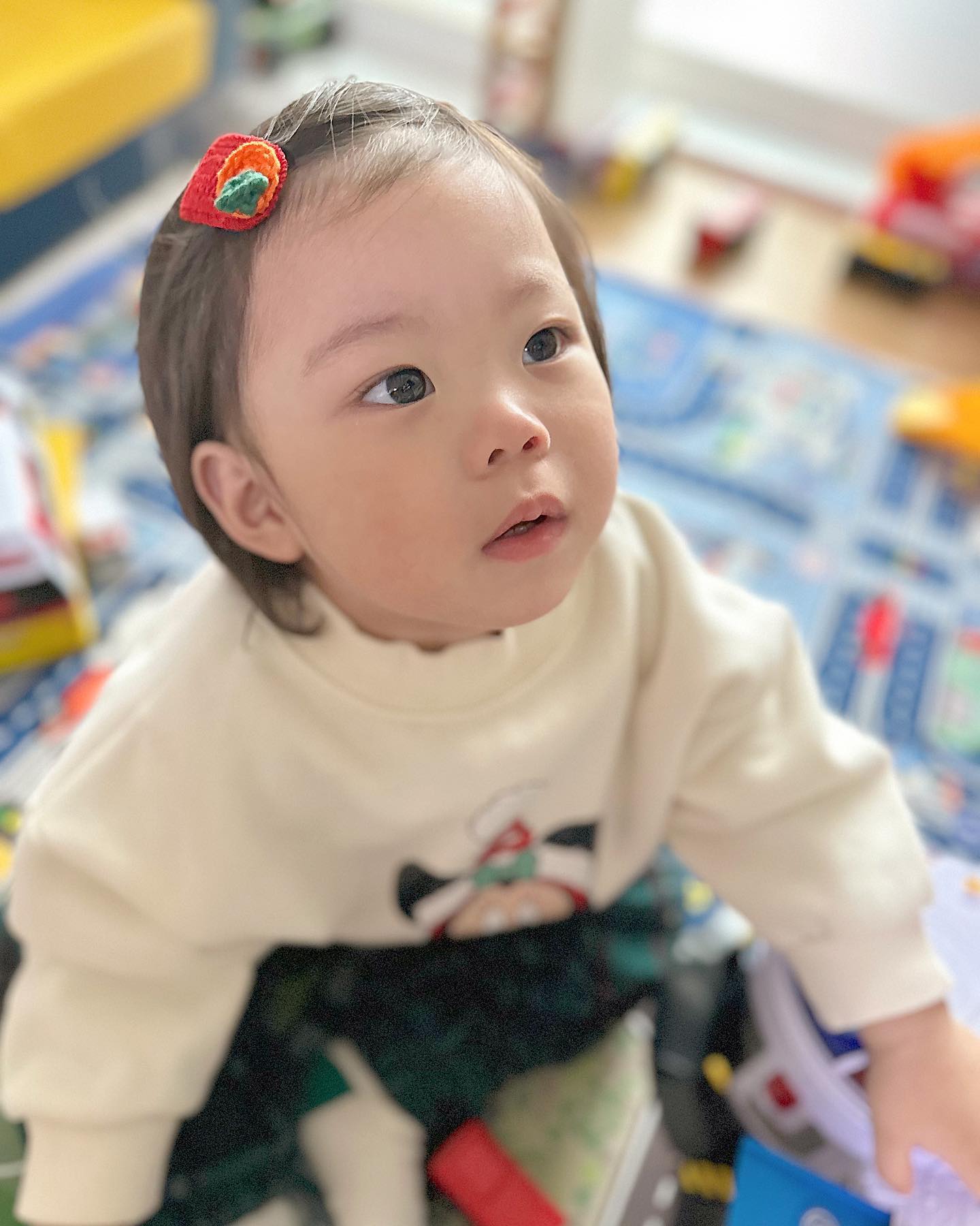 #오늘등원샷 📸
 
오랜만에 등원 전 사진촬칵.ᐟ.ᐟ
단발머리가 될만큼 머리카락 메니 자라서
매일매일 수미모드(ꔷ̥̑.̮ꔷ̥̑)
 
어째요? 잘라요? 냅두까요? 🙄
 
 
 
 
#내새끼오늘도예뿌네
#만17개월 #호랑이띠아들