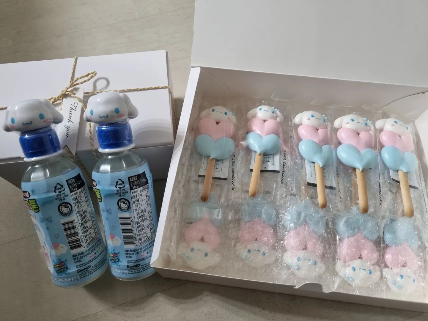 #내돈내산
유치원에서 하린이 생일파티 한다길래 주문한 간식들.
지난번 크리스마스때 지인들 선물로 산리오 머랭 주문했는데
다들 너무 좋아해줘서 이번에도 #소명제과 시나모롤 빼빼로.
애들 싸울까봐 다 시나모롤로 주문했는데
잘크톤 시나모롤 음료수랑 찰떡이네:)
폼포푸린은 하람이 줄라고 따로 주문하고
키티랑 젤리는 서비스♡
선생님드릴 쿠키간식도 너무 예쁘게 담아주셔서 진짜 만족쓰!!

#머랭쿠키 #답례품 #유치원답례품 #시나모롤 #산리오머랭 #시나모롤머랭쿠키 #머랭쿠키