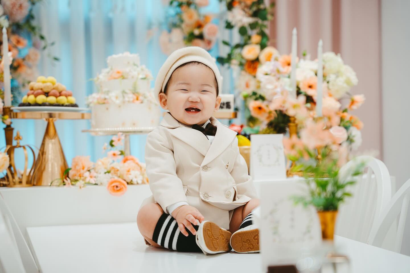 🎂

작년 꿀밤이 첫돌때 갔던 부천 시그니처 파티플레이스
둘째 반짝이도 같은 곳에서 축하해주었어요

이쁜 카페에서 진행할까 했지만
양가 직계가족만 초대하는 소규모라 제한이 많더라고요😭
이런저런 고민끝에 꿀밤이때 만족했던 곳이라 같은 곳에서 진행하기로했어요

개인룸에 음식이 차려져 조용하게 먹을 수 있고 직원분들이 수시로 음식을 리필해줘서 좋아요! 음식도 맛있어서 가족 모두 만족했어요
다시 이 곳을 선택한 제일 큰 장점이기도해요👍
사장님께서 간단하게 돌잡이 진행도 해주세요 ㅎㅎ 

바로 옆에 샵이 있어서 헤어,메이크업과 의상대여도 가능해요
저는 이번에 엄마의상은 개인준비로 하고 헤어와 메이크업, 애들 의상만 대여했어요~