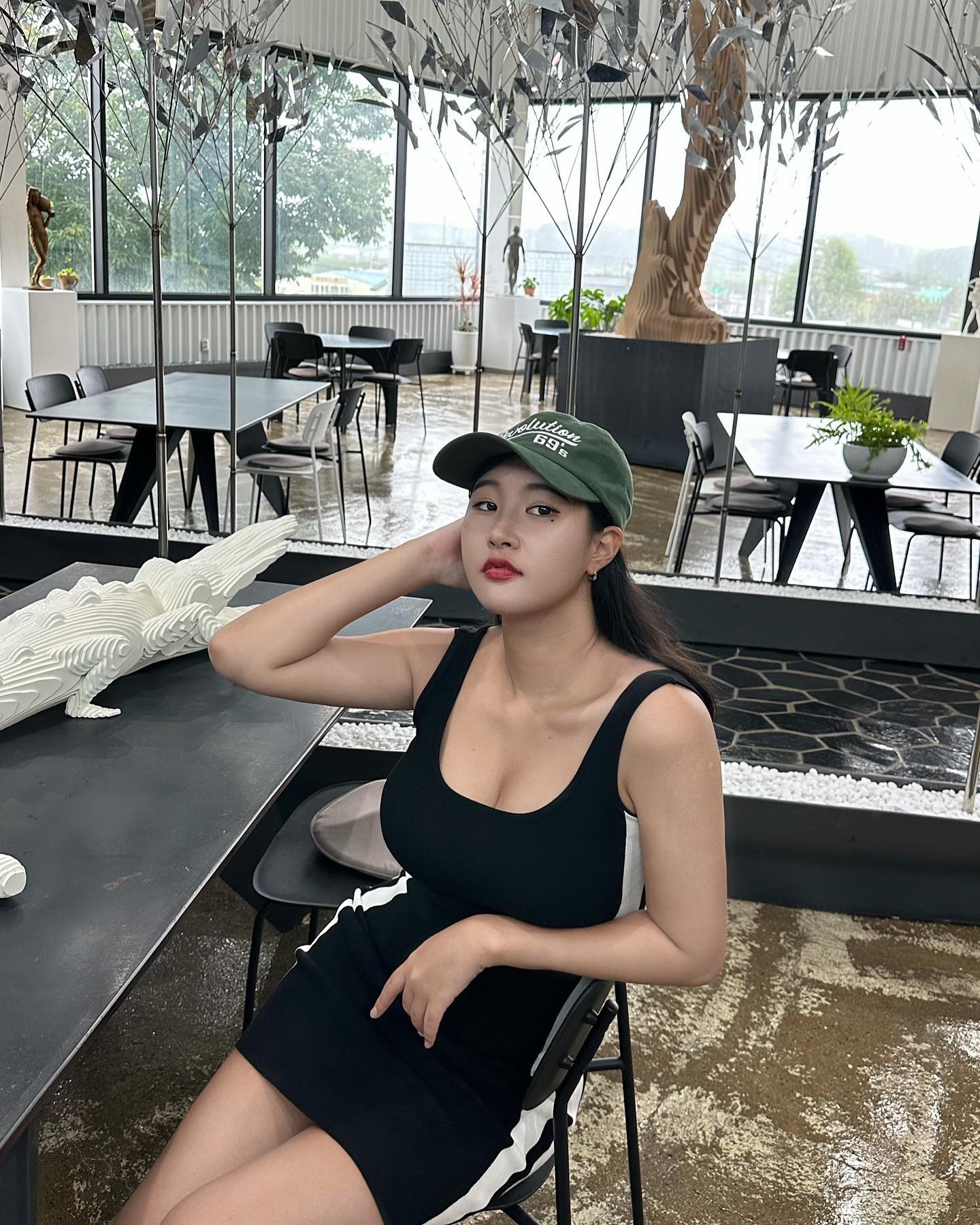 #협찬 [오가프]

요즘 최애 모자 오가프 볼캡 ♡
빈티지 초록 🐶예쁜데 착감 완전 🐶편함
어제 찍은 사진인데 갑작스럽게 급히 짐싸느라 못올림 ㅎㅎ
ε=ε= 지금 인천공항 가는중, 푸켓 갑니다 !
#오가프 #오가프모자 #빈티지룩 #히피룩 #모자코디 #볼캡코디 #데일리코디 #데일리패션 #무신사코디 #무신사모자 #군산신상카페 #군산신뮤지엄 #군산카페