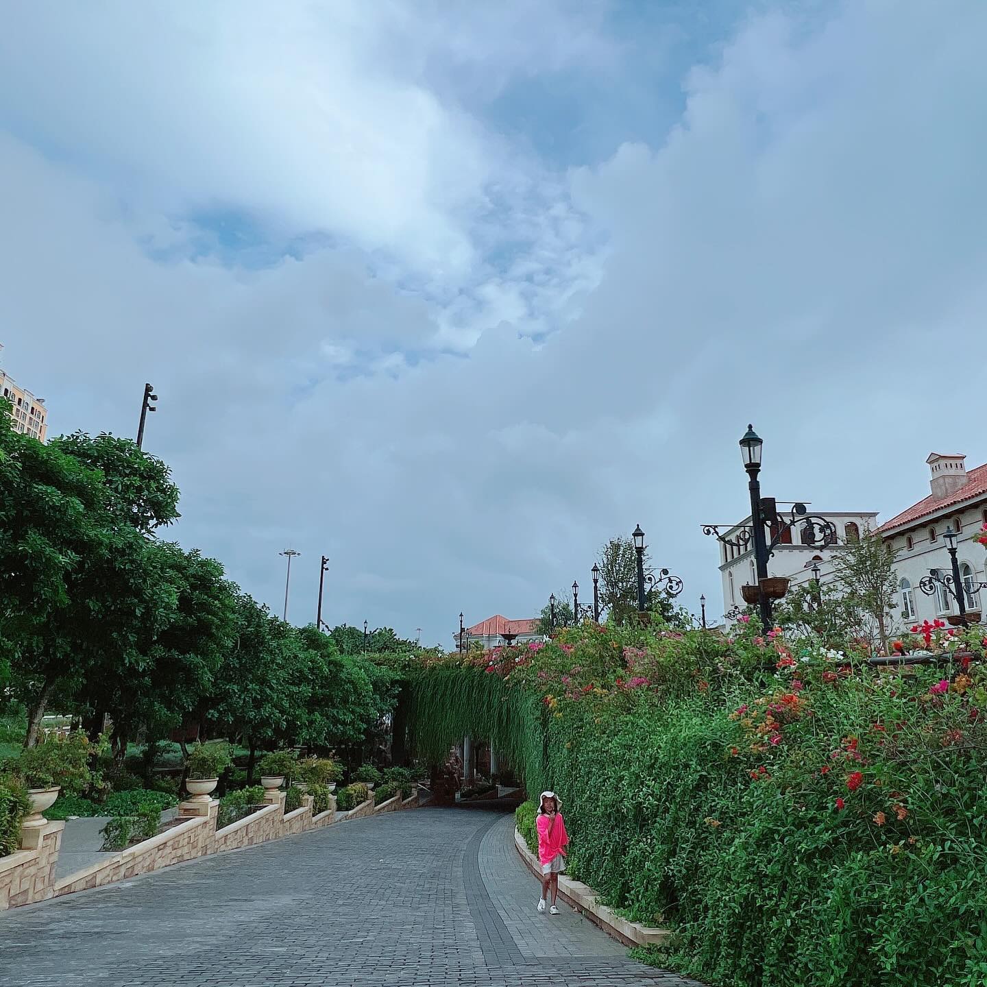 (๑˃̵ᴗ˂̵)و ♡
⠀
⠀
⠀
⠀
혼똠섬 가기전
너무 이쁜 마을🏡
완전 다른 세계~ㅋ
바다도 너무 이쁘고
건물들이 어찌나 이쁜지~
하지만 공실이 너무 많아서
안타까웠던 ㅠㅠ
사진 찍기고 산책하기도 너무 좋았당~
이런곳에 살면
매일이 힐링일듯^^
머리핀으로만 보던
바로 그 꽃!!!
플루메리아~
핀과 실물꽃이 너무 똑같아서 깜놀~~😆
곳곳에 떨어진 꽃 주워서
머리에 한가득 장식한 형제ㅋ
누가누가 더 머리에 많이 꽂나🤣
향도 너무 좋고 이쁘기까지~
집에 돌아와서
신랑은 플루메리아 바로 주문해서
키우는중ㅋㅋ
꽃이 피긴 할까~~~~
⠀
⠀
⠀

⠀
⠀
⠀
#베트남
#푸꾸옥
#여행
#유럽
#멋지다
#작품
#화보