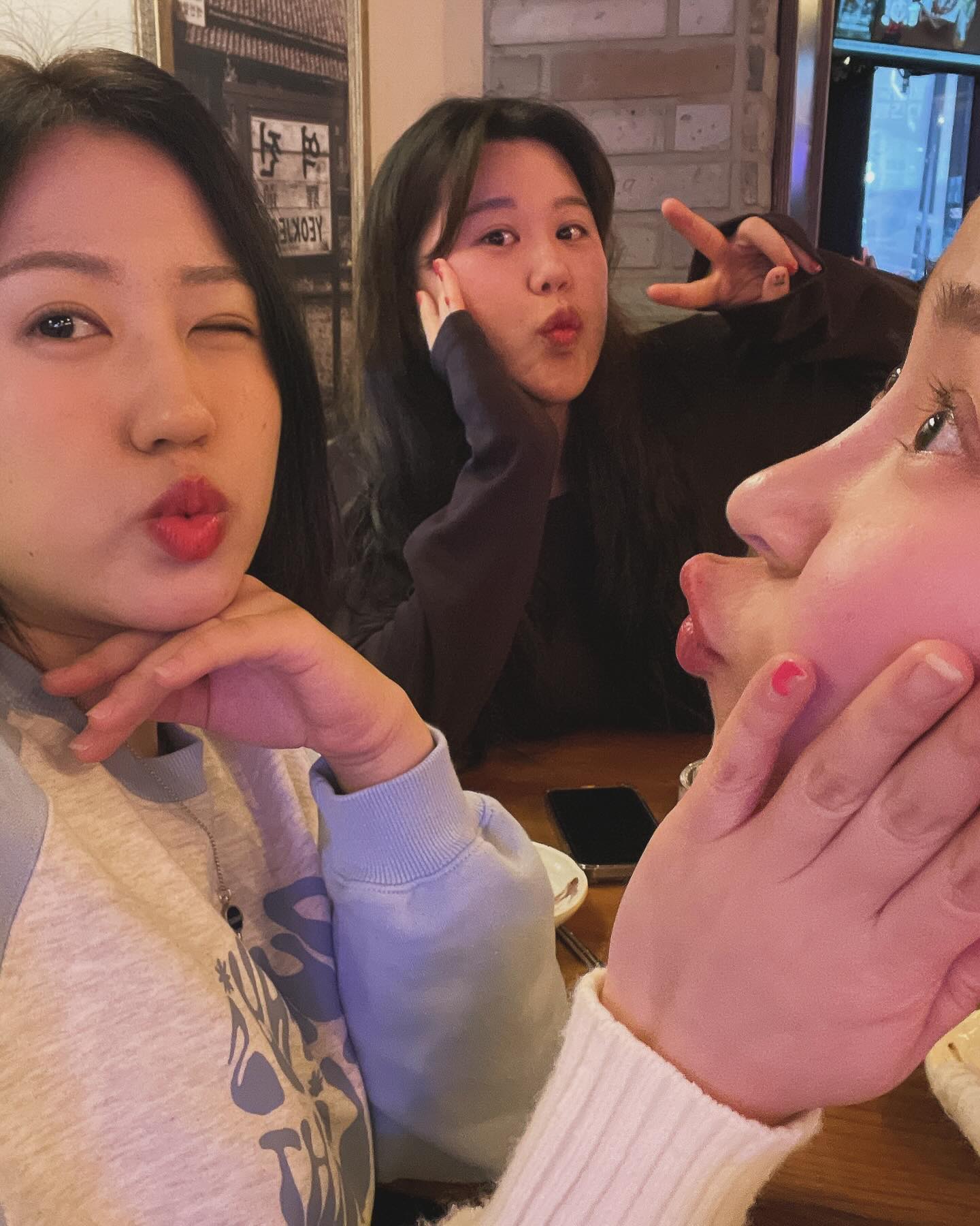 _
새벽4시까지 요상한 하이볼로 입만 헹궜는데 행복에 취한 우리덜ㅋ
아짐니 설레게 해준 싸바가지💗오또케한고양~또 해죠잉~😉
#0315 #내칭구들체고 #사룽해