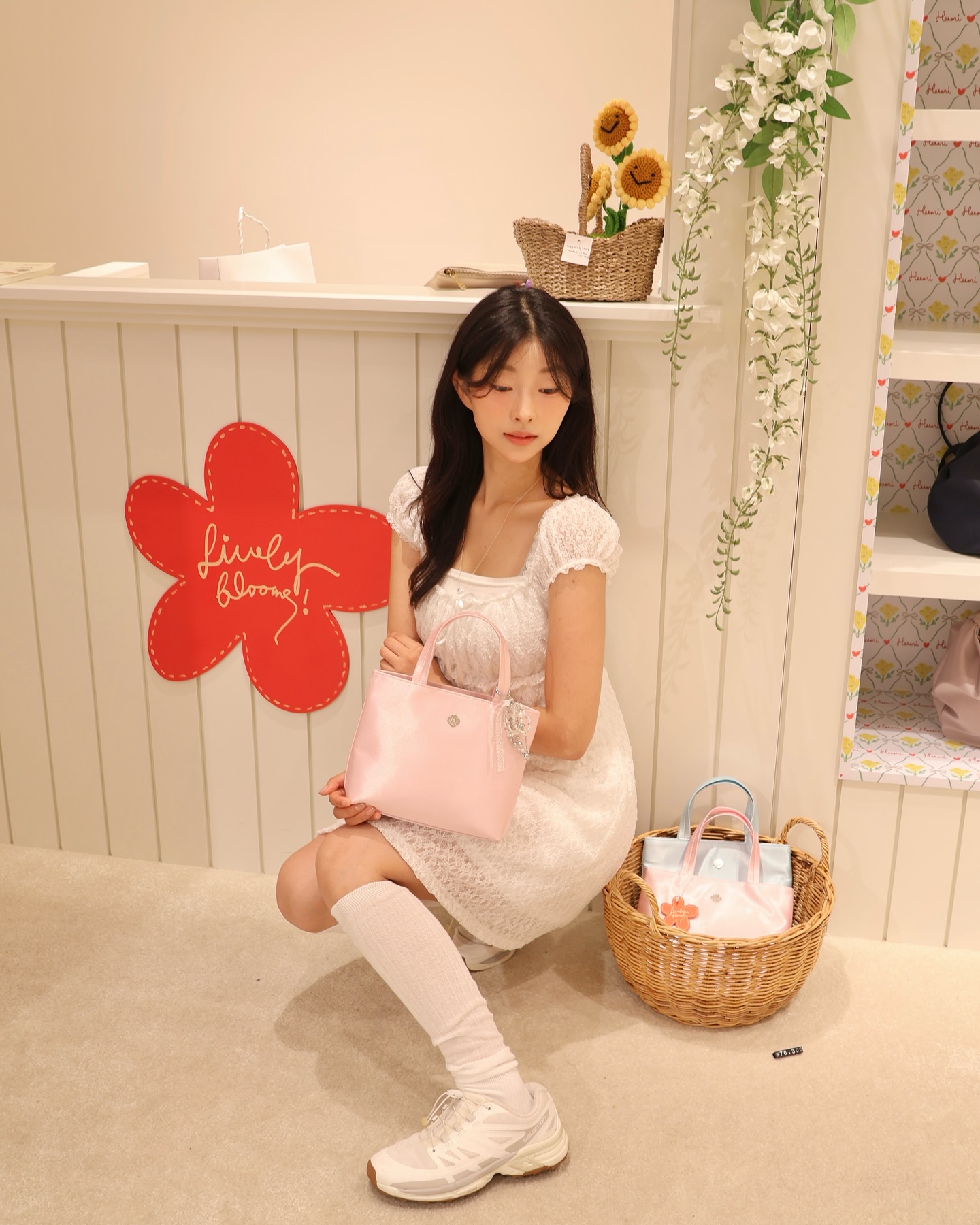 #초청 언덕위의 코티지 하우스를 연상케하는, shopheeari 의 신세계백화점 강남점 팝업 스토어에 다녀왔어요 .𐦍༘⋆

실내와 야외의 빛에 따라 은근히 빛나는 오로라 셔링 더플백의 맨들함과 몸에 착 감기는 크기가 매력적이라고 생각했는데요.

어디든지 함께 하고 싶어지는 꽃내음이 날 것 같은 가볍고 매력적인 컬러의 백들이 많아서 행복으로 앓다 온 히어리.

단연 추천하고 싶은 백은 팝업에서만 한정으로 판매라는 레이스 스트링 짐색과, 꽃이 피어난 캔버스 소재의 더플백 이랍니다.

❋ 신세계백화점 강남점 5F New Stage
❋ 7월 25일 (목) - 8월 7일 (수)
- 10만원 이상 구매 시 파우치 증정
- 20만원 이상 구매 시 티셔츠 증정
- 팝업 익스클루시브 아이템 한정 판매

#히어리 #팝업 #신세계강남 #여름코디 #여름원피스