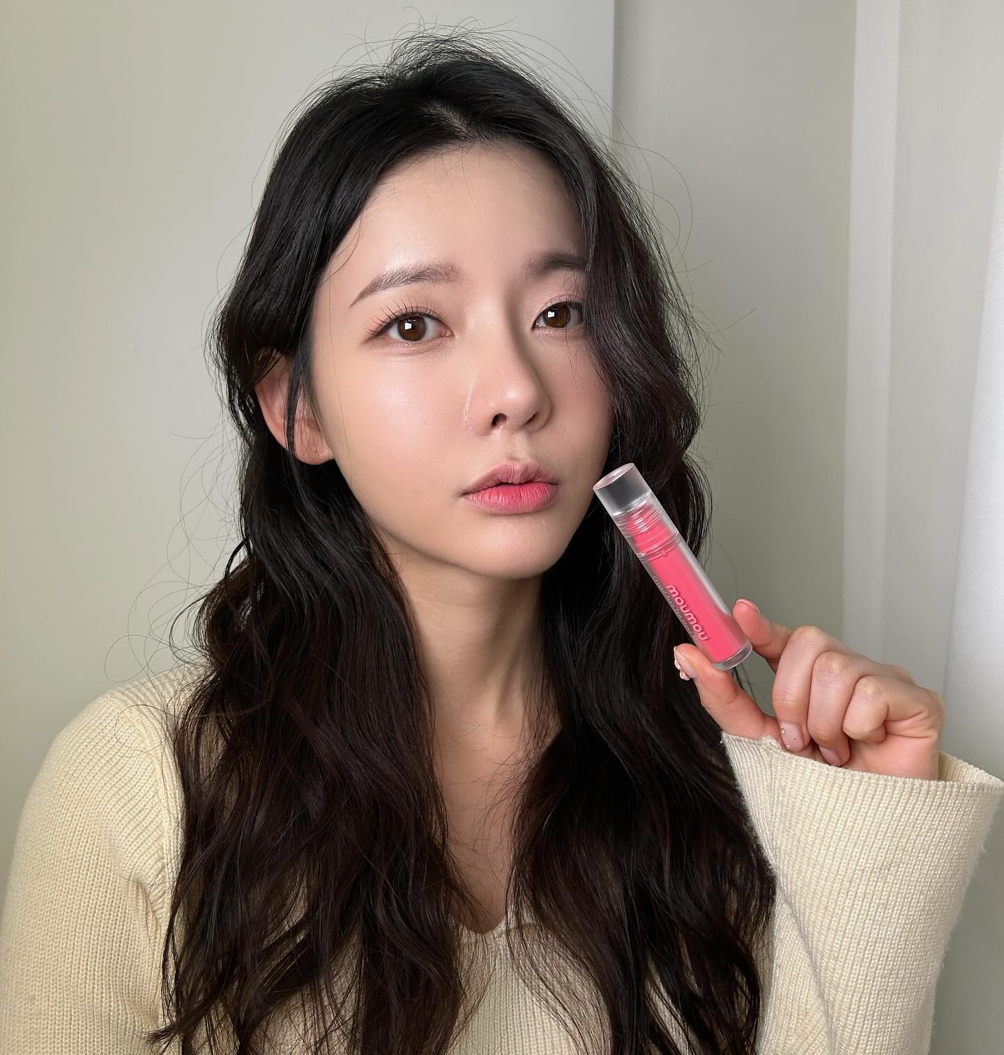 이쁜 사진이 너무많아서 사진고르기 힘들었던 #moumou 립 메이크업💜
03 wannabe pink pick 
크리미한 질감에 블러셔와 립을 함께 연출~
웜톤 쿨톤 누구나 뽀용뽀용해질수있어요.
.
러블리 러블리한 색감에 반해버렸잖아😍
.
#모우모우 #프로페어링틴트 #페어링틴트 #모우모우프로페어링틴트 #벨벳틴트 #웜톤립 #쿨톤립 #톤알못 #퍼스널컬러 #대구메이크업 #대구퍼스널컬러 #샵미플러스 #수성구메이크업 #메이크업하는이영 #립추천 #수성구퍼스널컬러 #meplus #프리뷰어