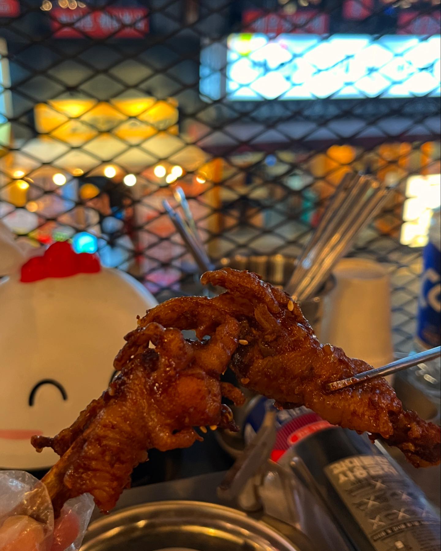 오빠랑 내가 너무무무 좋아라하는 
영동시장 맛집중 한 곳인 #형제닭발 🫶

요기 닭발 진짜 너무 맛있어서 한번 맛보면 다른데꺼는 못먹어요 진쨔🥹🥹 사장님도 왕친절하시고, 서비스로 늘 주시는 계란찜까지 완벽한 곳. 

우리부부는 늦은 시간 방문해 폴딩도어 활짝 열린 자리에 앉아 바람 솔솔 맞으며 튤립닭발,국물무뼈닭발시켜서 맥주캬소주캬하다 마무리로 누룽지탕까지 먹으며 완벽하게 즐기고 먹고 마시고 온답니다.💕 

🍄형제닭발 논현점
🍄서울 강남구 강남대로122길 15 상당빌딩 2층 201호

#논현맛집 #영동시장맛집 #형제닭발논현점 
#신논현맛집