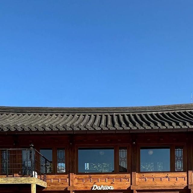 보구의맛집 on Instagram: "#카페도화 #행궁동카페 #수원카페 🫶 행궁동을 지나다 보면 잔디가 넓게 깔려있는 큰 마당과 함께 맛좋은, 감성좋은 카페가 있습니다^^ 사진으로 보시다시피 아이들
