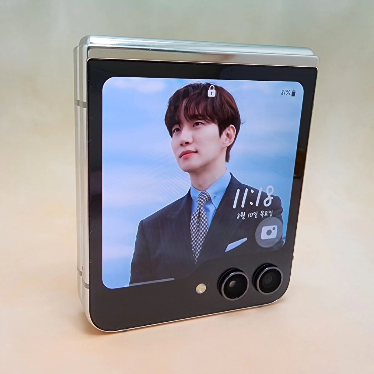 z플립5 뭐 딱히 바꾸려던건 아니었는데..
내손에 와있네?ㅋㅋㅋㅋㅋㅋㅋ
뭐 이쁘니깐>_<
안에 준호사진이 더 예쁨♡♡♡

콘서트도 예매못하고.. 킹더랜드는 끝났고...
심심하네...?

#갤럭시z플립5 #지플립케이스 #제트플립케이스
#이준호공식팬클럽1기 #콘서트가고싶다ㅠ
