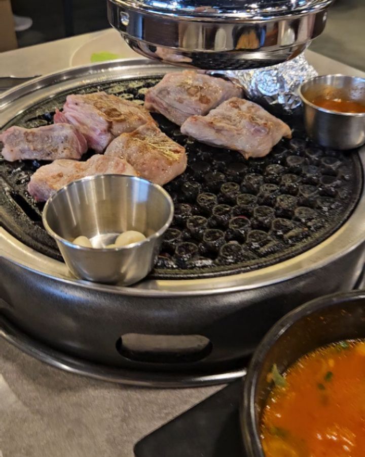 오늘의 냠냐미 너무 맛있다앙 

#강씨목삼남산점 고기맛집 발견 해버림 

강씨목삼은 신선한 재료와 강씨목삼만의 특별한 비법으로 약 보름간 숙성한 삼겹살과 목살, 항정살 등의 고기와 청어알 볶음밥, 물 비빔국수와 같은 다양한 사이드 메뉴까지~! 

 최적의 숙성도와 최고의 그릴링 실력으로 최고의 맛을 내기 위해 직원분들이 직접 고기를 구워 주셔서 더욱 편하고 맛있는 식사였어요 🥰🤍

고기도 맛있고 퀄리티가 굿굿 
서비스로 나오는 김치찌개도 고기듬뿍 얼큰하면서 깔끔해요 

인테리어도 넘 멋지고 80평 규모 완전 멋짐 
 주차도 편해서 최고 🤍🌟

 kangssi_namsan
.
.
.

 #강씨목삼 #동산동맛집 #서문시장맛집 #청라언덕맛집 #대구고 깃집 #삼겹살 #목살 #비빔국수 #대구신상맛집 #대구고기집 #대구고기맞집 #대구고깃집추천 #대구고기집추천 #대구맛집추천 #대구맛집 #대구삼겹살맛집 #고기맛집