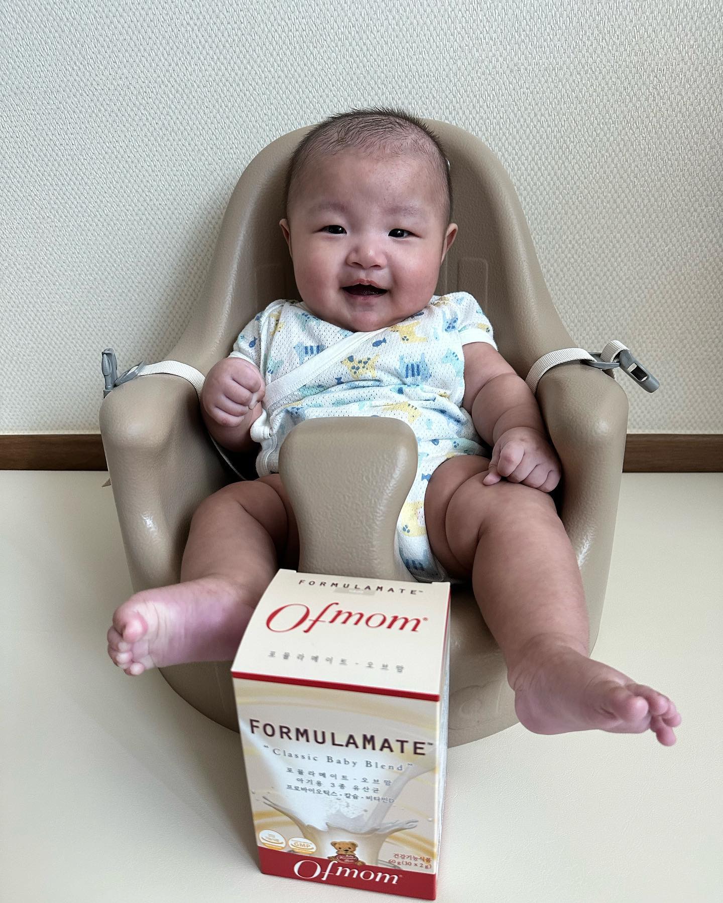 #협찬 #아이보리캠페인
한포로 간편하게 섭취 하는 유산균

요즘은 신생아부터 유산균은 필수인데
오브맘은 아기에게 필요한 
유산균 3종에 칼슘, 비타민D까지 
들어있어서 너무 간편하네요 :)

고운 입자라 잘 녹는 편인데
젖병에 넣고 분유제조기로 우유를 타다보니
살짝 흔들어줘야 다 녹더라구요 
그래도 금방 녹으니 넘 편리👍

10개씩 소분되어 있어서
여행갈때도 편할거 같아요~

울 아가 황금똥을 위해 유산균 계속 먹으려구요~~💩💩💩💩

ivory_app_official 
#오브맘유산균#아기유산균#키즈유산균#신생아유산균#유산균