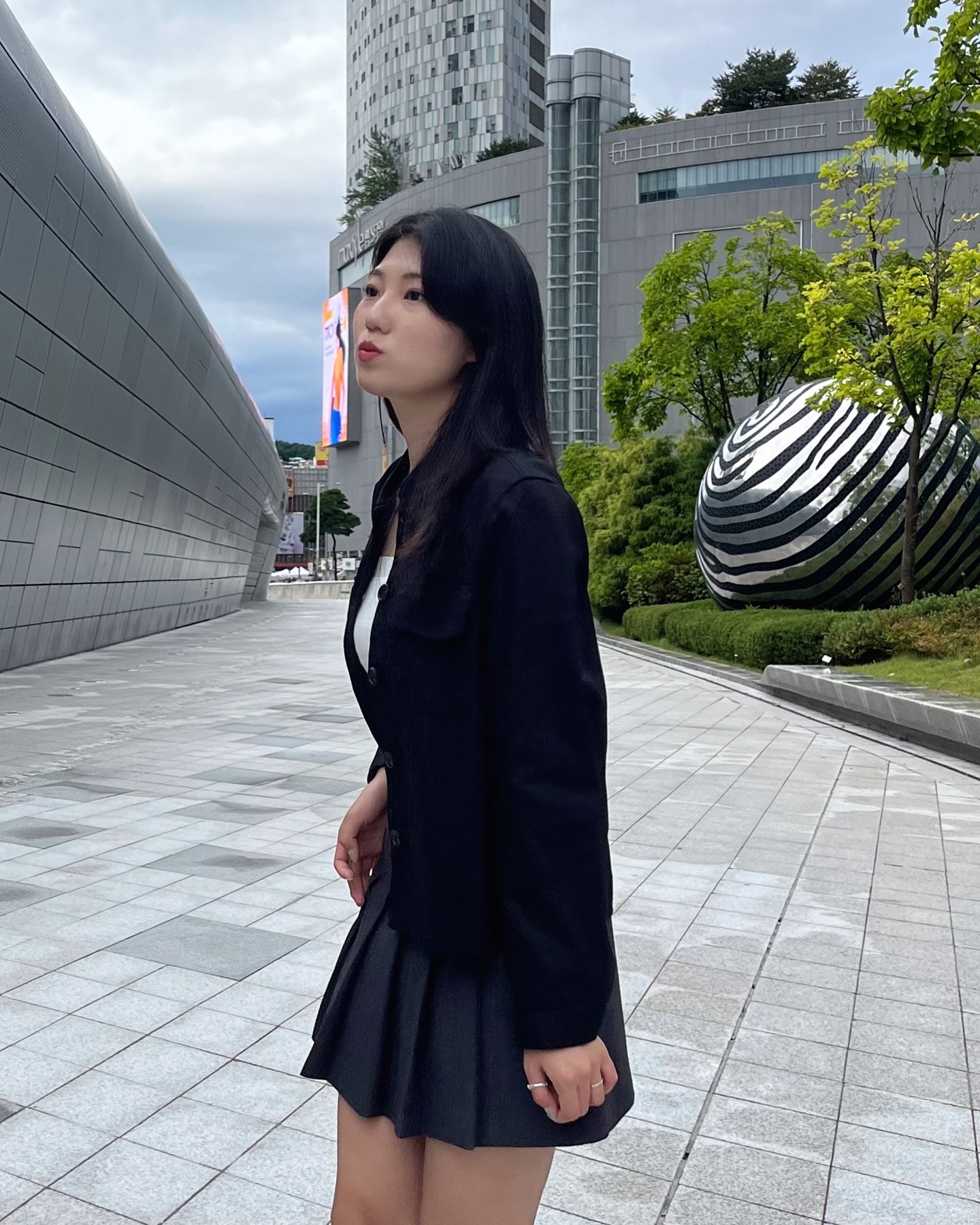 우와 가을이다🍂
네 번째 손가락에 낀 반지는 kavka.co.kr 🤍
유화 착색이 넘모 예뻐 데일리로 딱이에요✨