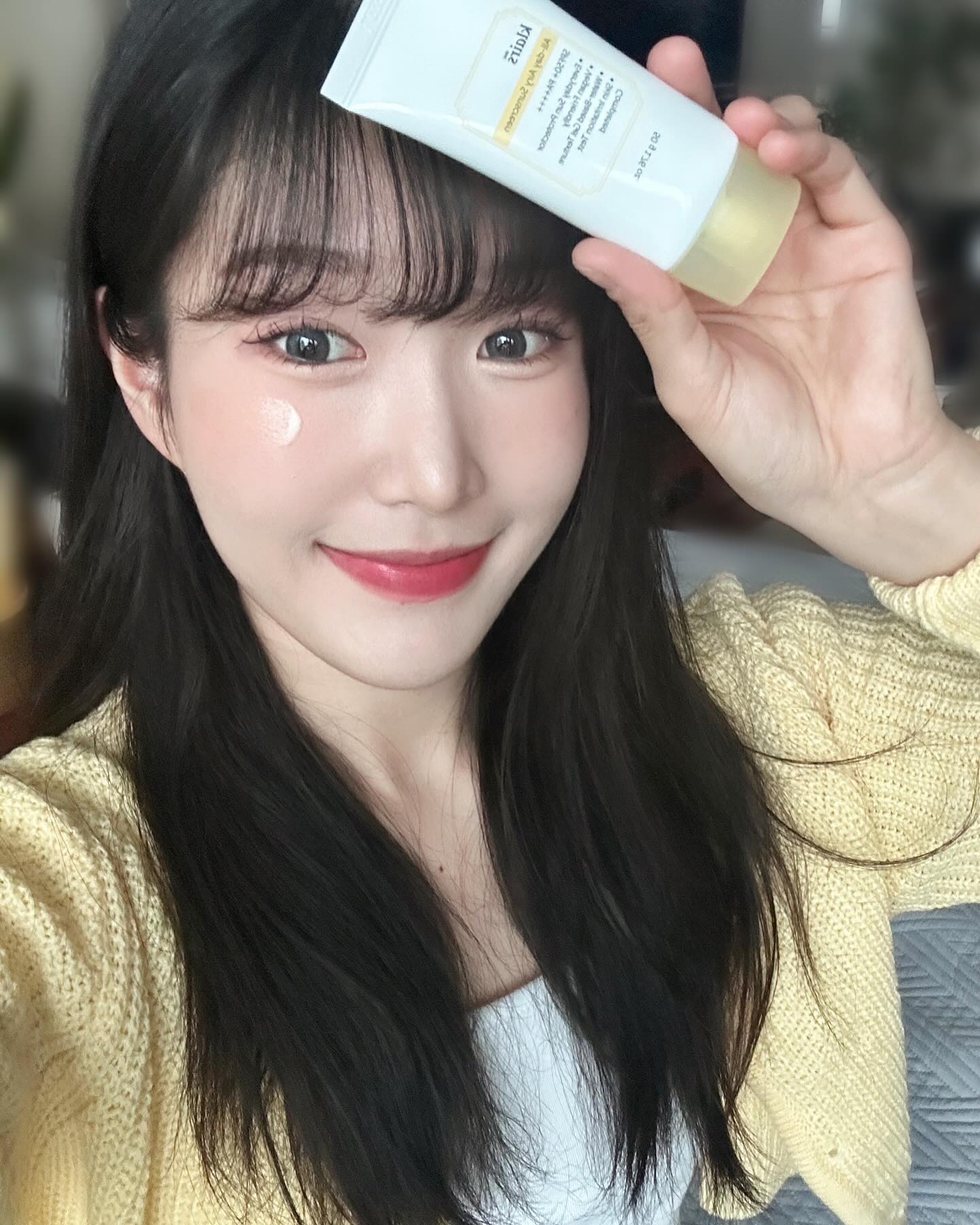 #제품제공 dear_klairs 
.
.
선크림 쓰던 거 다 쓰고, 새로운 선크림 두두등장!
생얼로 자주다니느라 선크림 필수템인데 
수분 베이스 제형이라 발림성이 짱짱👍
백탁현상도 없구, 안심하고 사용할 수 있도록
6가지 인체 적용 실험도 완료했다고 합니다✨
올영세일할 때 구매 추천!!🌼
.
.
#클레어스 #올데이에어리선스크린 #선크림 #선크림추천 #올리브영추천템 #klairs #올리브영선크림 #올리브영세일 #올리브영세일추천템 #메이크업 #makeup