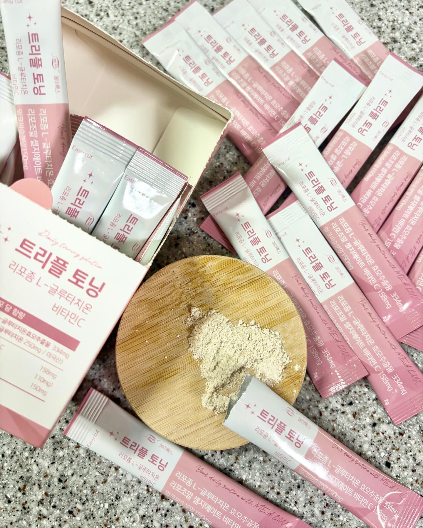 #협찬 간편히 먹지만 효과는 확실히! #메아룩스 
메아룩스 '트리플토닝' 리포좀 글루타치온

트리플토닝⁉️
글루타치온 , 비타민c , 밀크씨슬을 
황금 트리플 조합으로 배합하였습니다.

단순 글루타치온? 절대 아니죠.😠
'리포좀' 공법이 들어간 L-글루타치온으로 
'인지질'코팅을 통한 흡수율 대폭 증가!🤫

하루 한 포만 먹어도 트리플 조합에 
부원료까지 모두 섭취 가능하답니다?

📌Check list📌
- 착색료나 색소 x 무첨가 o🫢
 '아르헨티나산 레몬'을 통해 상큼한 제조🍋
- 해썹(HACCP)과 같은 인증절차 확인

📌대표 부가원료 📌
- 화이트토마토 / 비타민B / 비오틴 등 

- 유기농 밀크씨슬 완벽 배합 
🔍 유기농 밀크씨슬 안의 '실리마린'의 성분은 
리포좀 글루타치온의 흡수율을 
증가시킨다는 연구자료가 있습니다.👩🏻‍🎓

- 리포조말 비타민C 함유
단순 비타민C 가 아닌 '리포좀 공법'을 
통한 흡수율을 증가시킨 '리포조말 비타민C'

📝더 알고 싶어요📝
메아룩스 글루타치온이 250mg인 이유? 
[12주간 매일 '250mg'의 글루타치온 섭취 시 
변화가 나타났다]는 논문 자료에 의거하여 배합 함💫💫
(제품 링크 접속 시 상세페이지에서 확인가능)
•
•
•
#트렌디온 #트렌디온오프라인스토어 
#트리플토닝 #글루타치온 #글루타치온함량 
#리포좀 #리포좀글루타치온 #이너뷰티 
#메아룩스글루타치온 #리포좀글루타치온추천